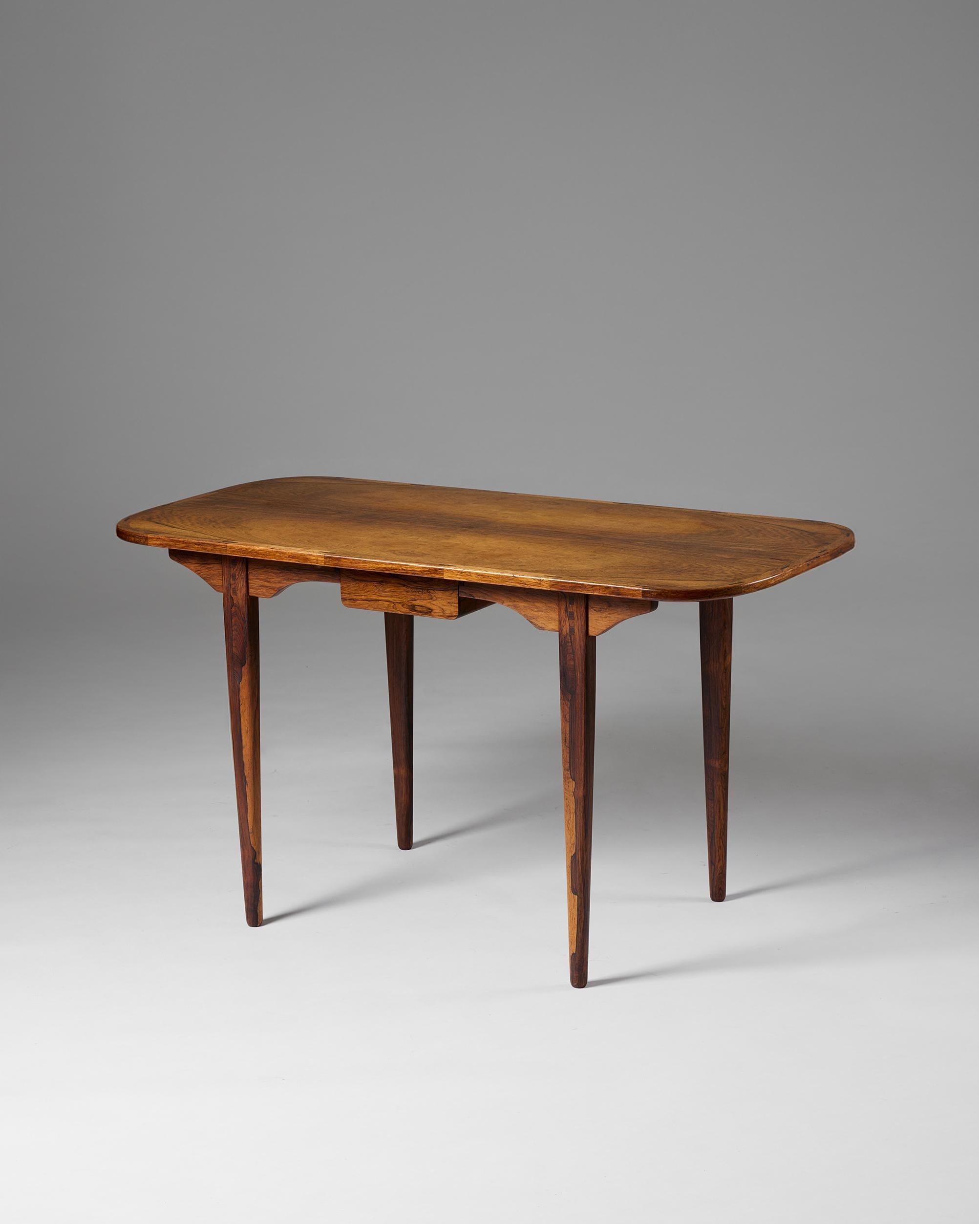Table basse, Danemark, années 1950/60

Bois de rose.

H : 60,5 cm / 1' 11 3/4