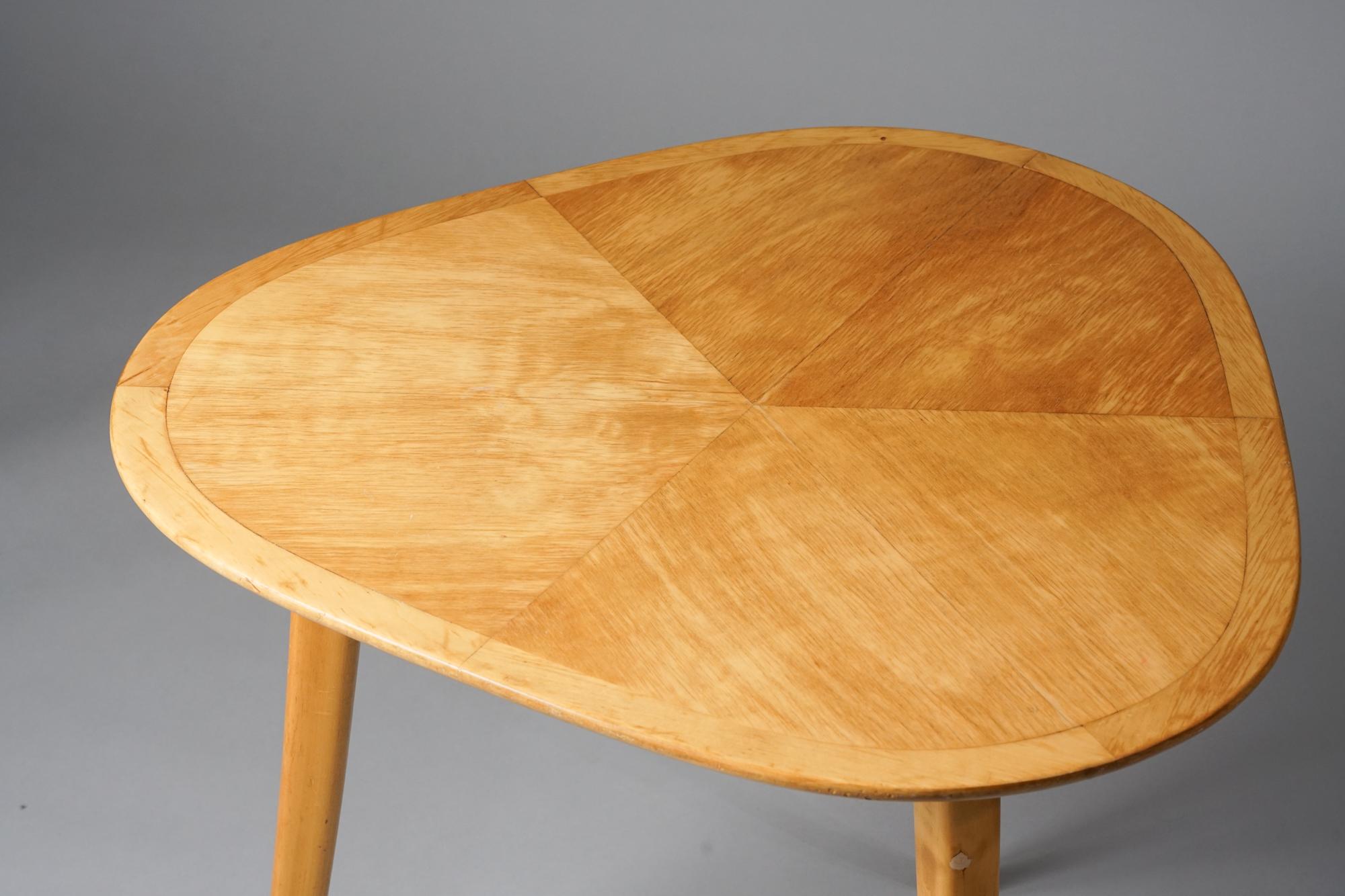 Coffee table atrributed to Gunnel Nyman, 1940s/1950s. Birch. Beautiful birch pattern on the table top. Good vintage condition. 