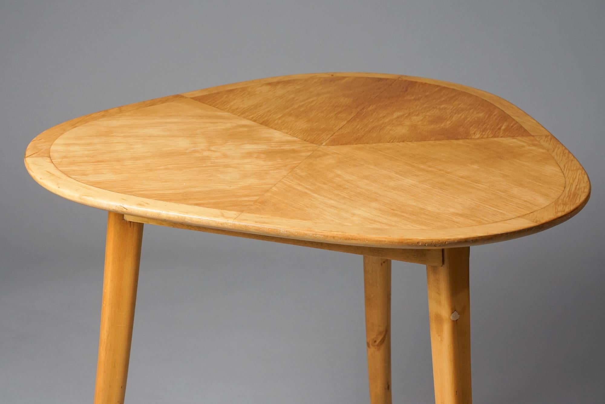 Coffee Table Attributed to Gunnel Nyman, 1940s/1950s In Good Condition For Sale In Helsinki, FI