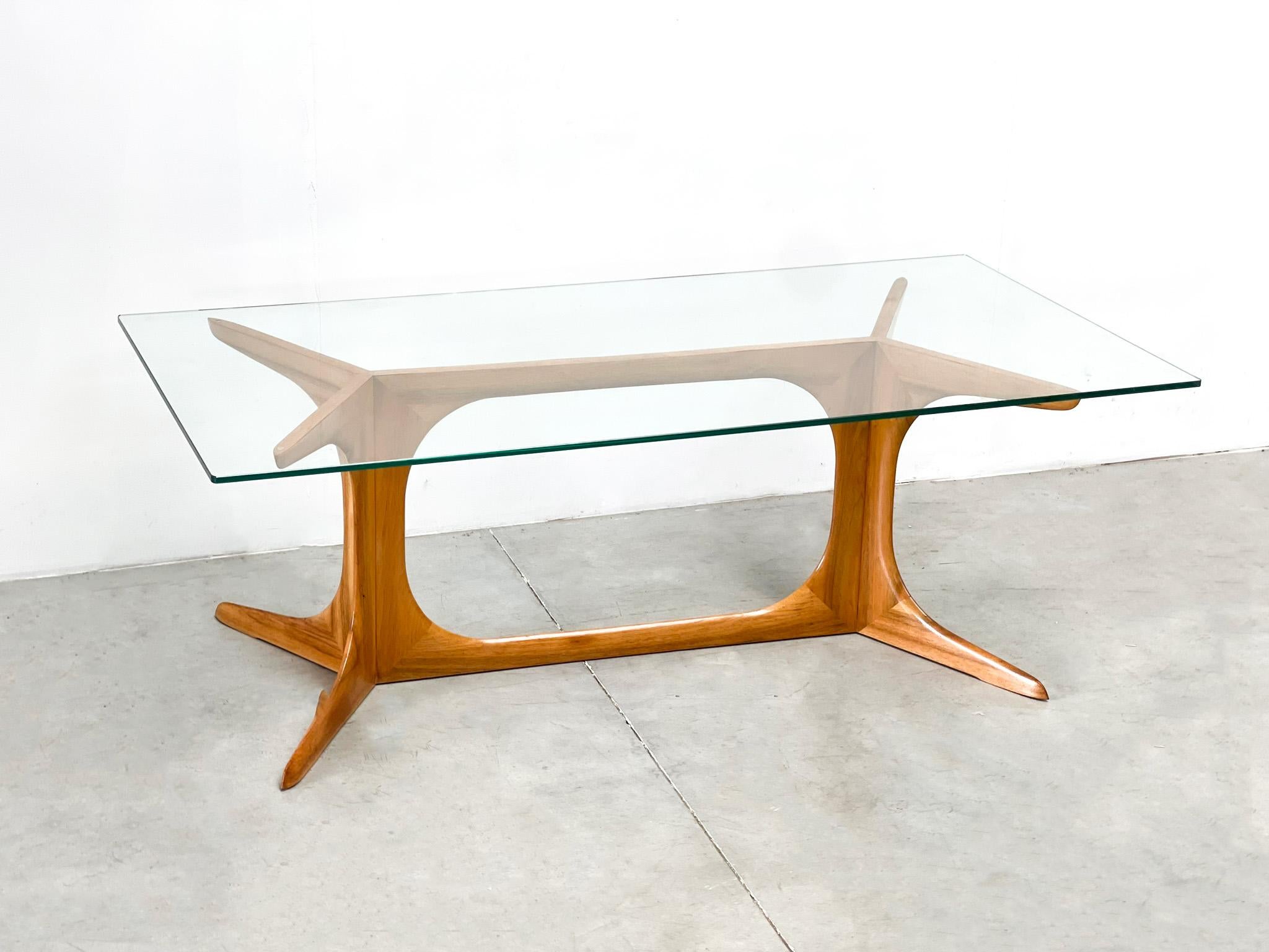 Italian elegance is what we think of when we see this coffee table. This coffee table is attributed to the famous Italian designer Ico Parisi. This is a clear example of Italian elegance and top design. A good example of Italian craftsmanship. The