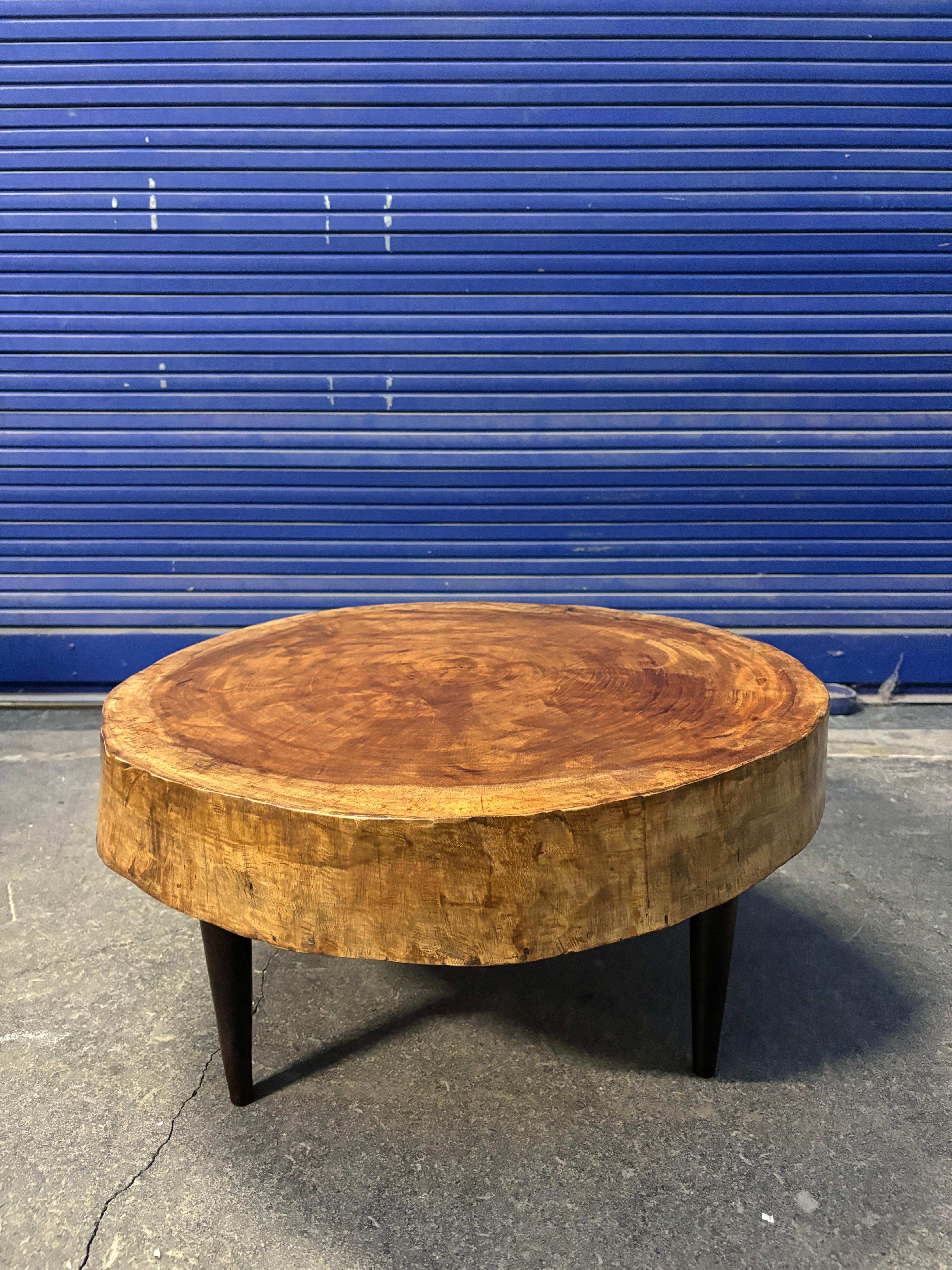 Table basse tripode attribué à Joaquim Tenreiro. 