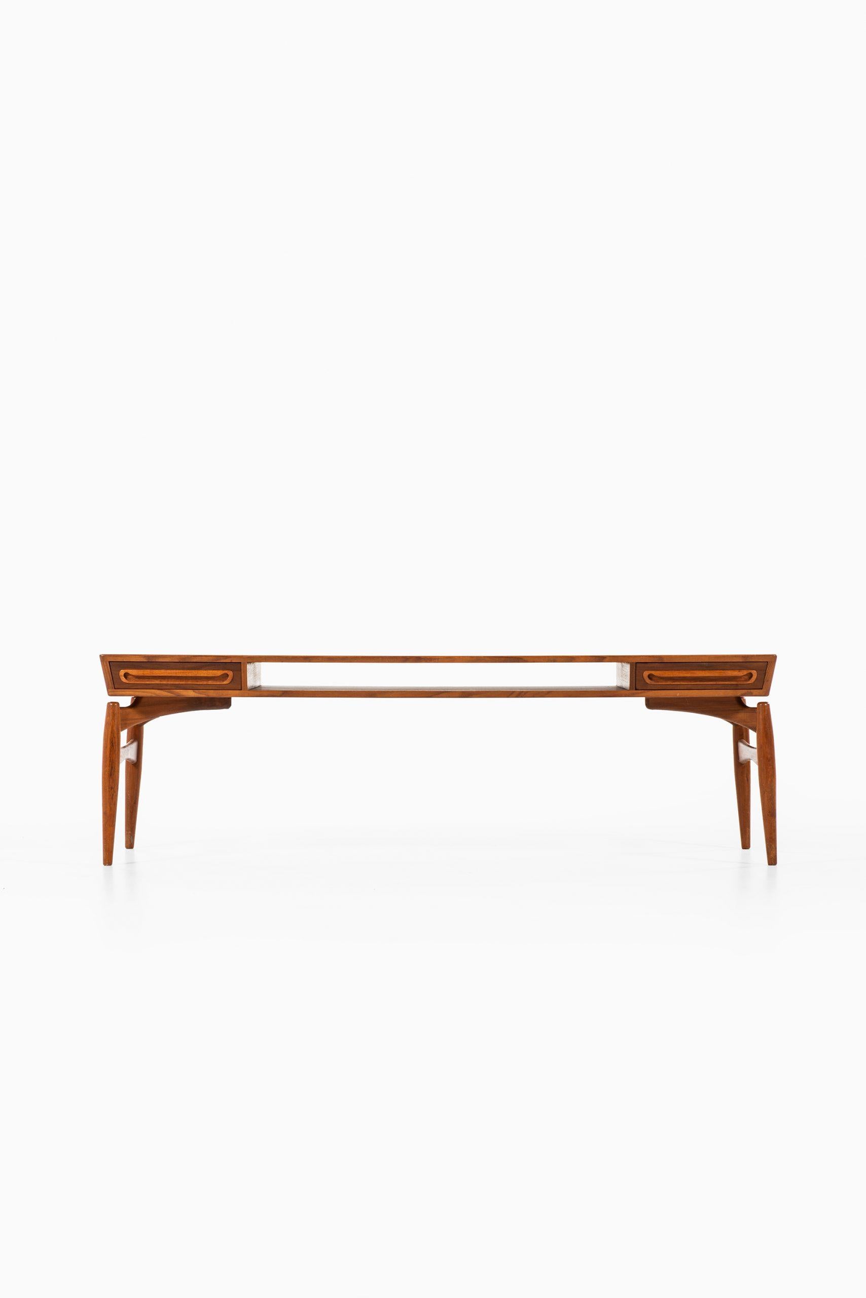 Rare coffee table with 2 drawers attributed to Johannes Andersen. Produced by Trensum möbelfabrik in Sweden.