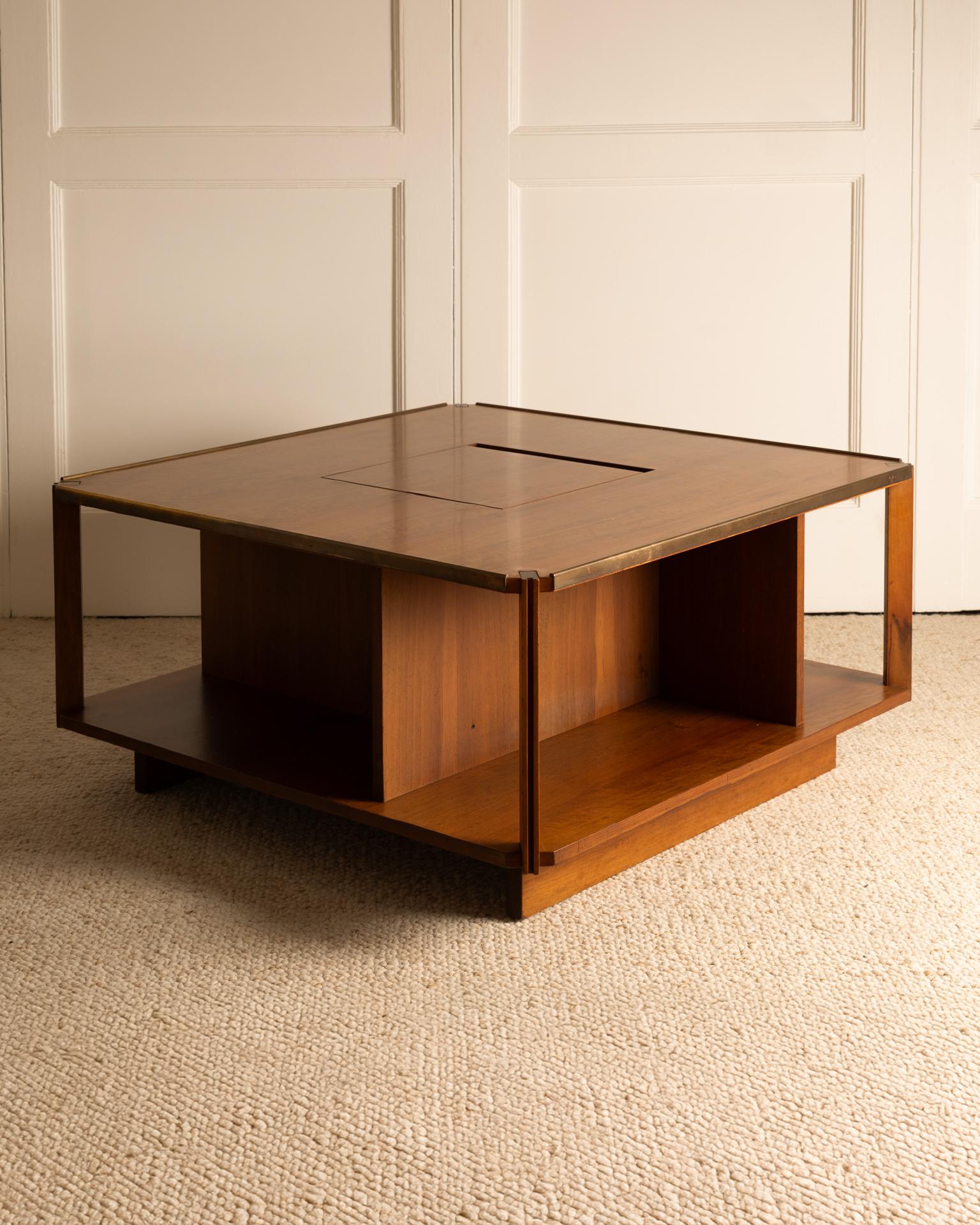 Marco Zanuso coffee table for Arflex - Italy 1960s

Square bookcase model with interior compartment.
Pretty wooden details in the corners. Brass rods surround the top.
Good general condition.