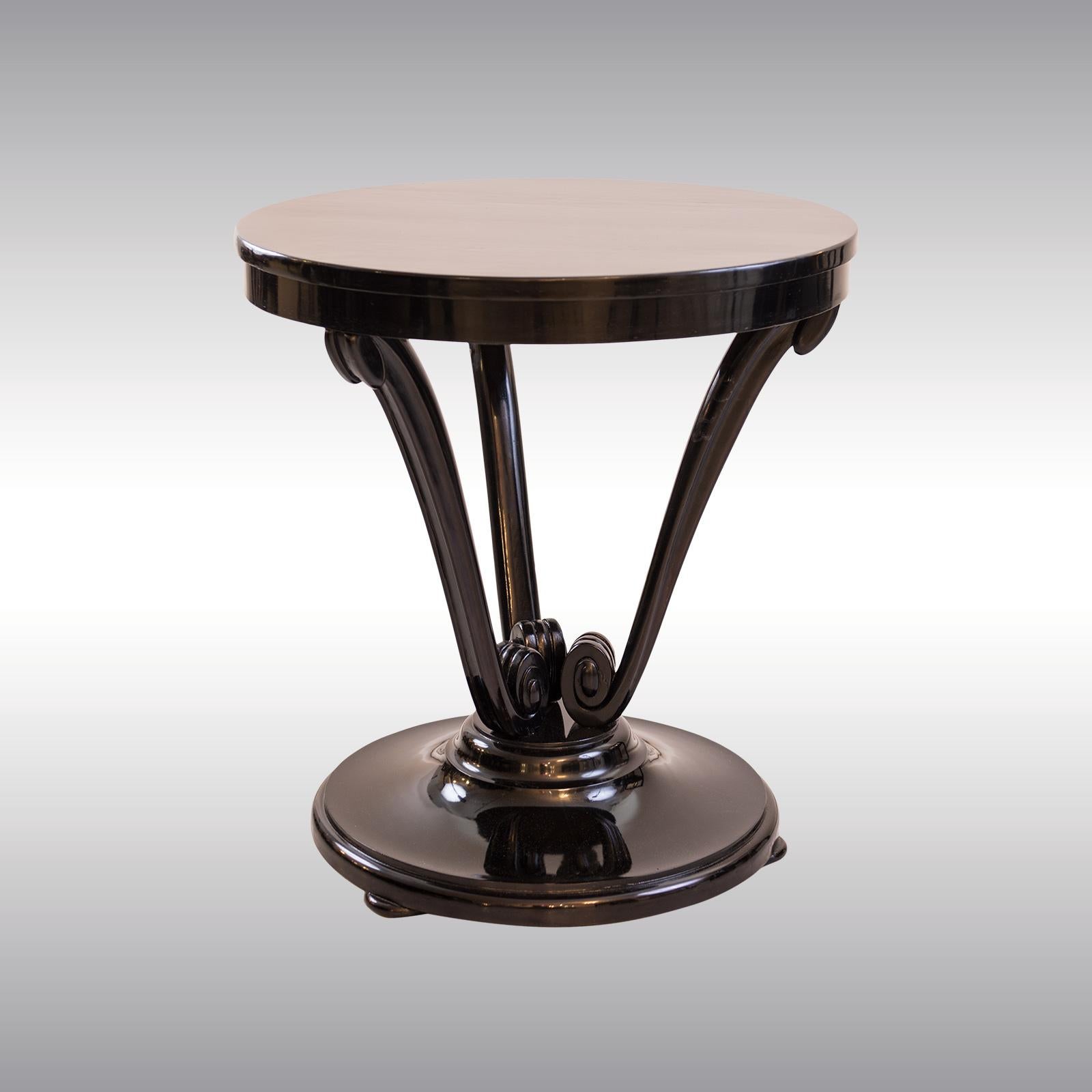 Elegant coffee table with volute carved legs
Material

Beechwood, black stained, signs of age and use.