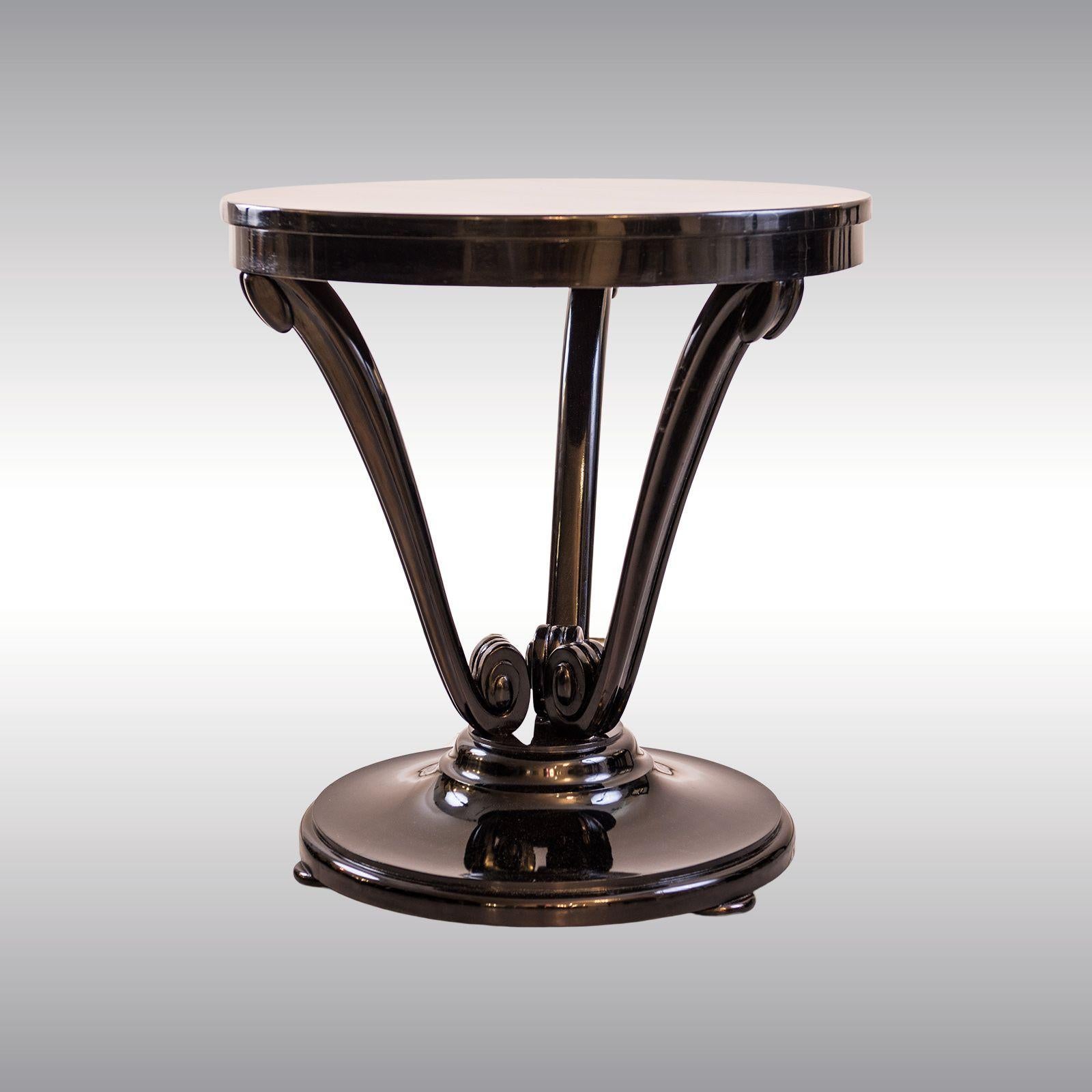 Elegante table basse avec pieds sculptés en volute
Matériau

Bois de hêtre, taché de noir, signes d'âge et d'utilisation.
