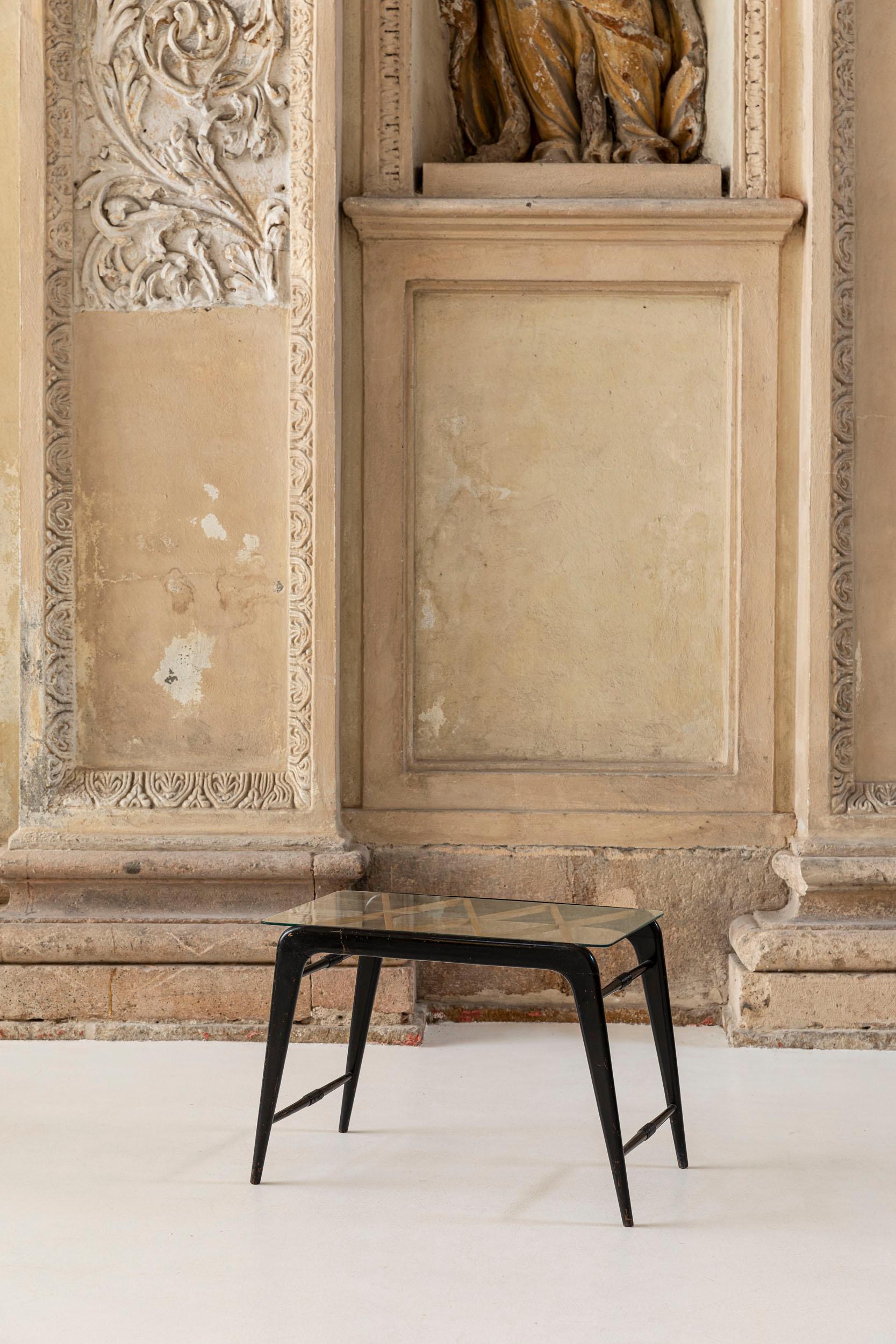 Charming wood and glass coffee table attributed to Paolo Buffa.
Typical wood weaving that we can find in many works designed by Paolo Buffa.
Elegant shaped legs and original glass top.