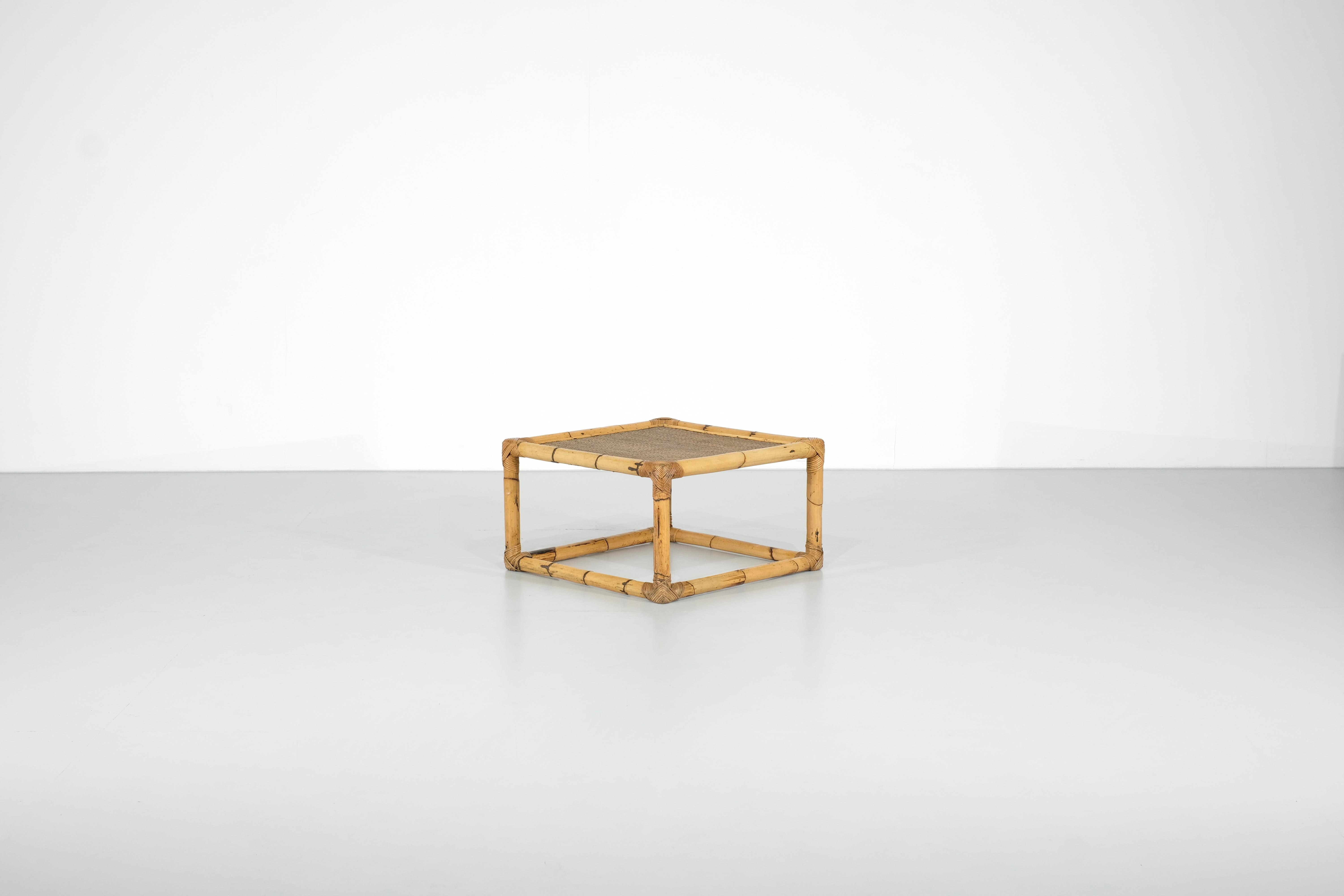 Table basse carrée en bambou et rotin avec surface en osier.
Italie années 1960.

 

 

Période de production - années 1960.

Dimensions - Largeur 70 cm x Profondeur 70 cm x Hauteur 40 cm .

MATERIAL - Bois, Bambou.

Couleur - Beige.

 

État de