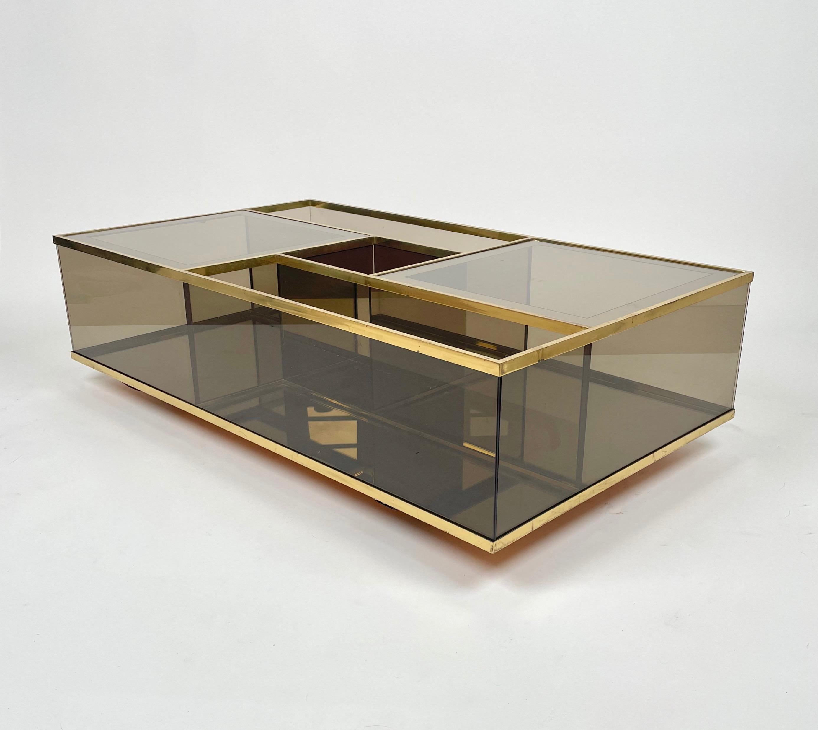 Coffee Table Bar Cart in Brass, Smoked Glass and Mirror, Italy 1970s For Sale 3