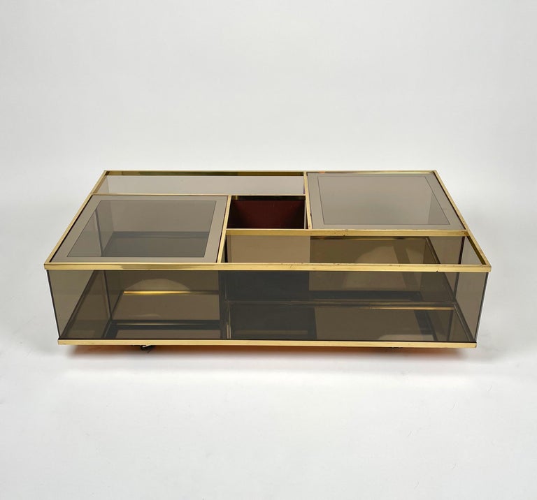 Mid-Century Modern Coffee Table Bar Cart in Brass, Smoked Glass and Mirror, Italy 1970s For Sale