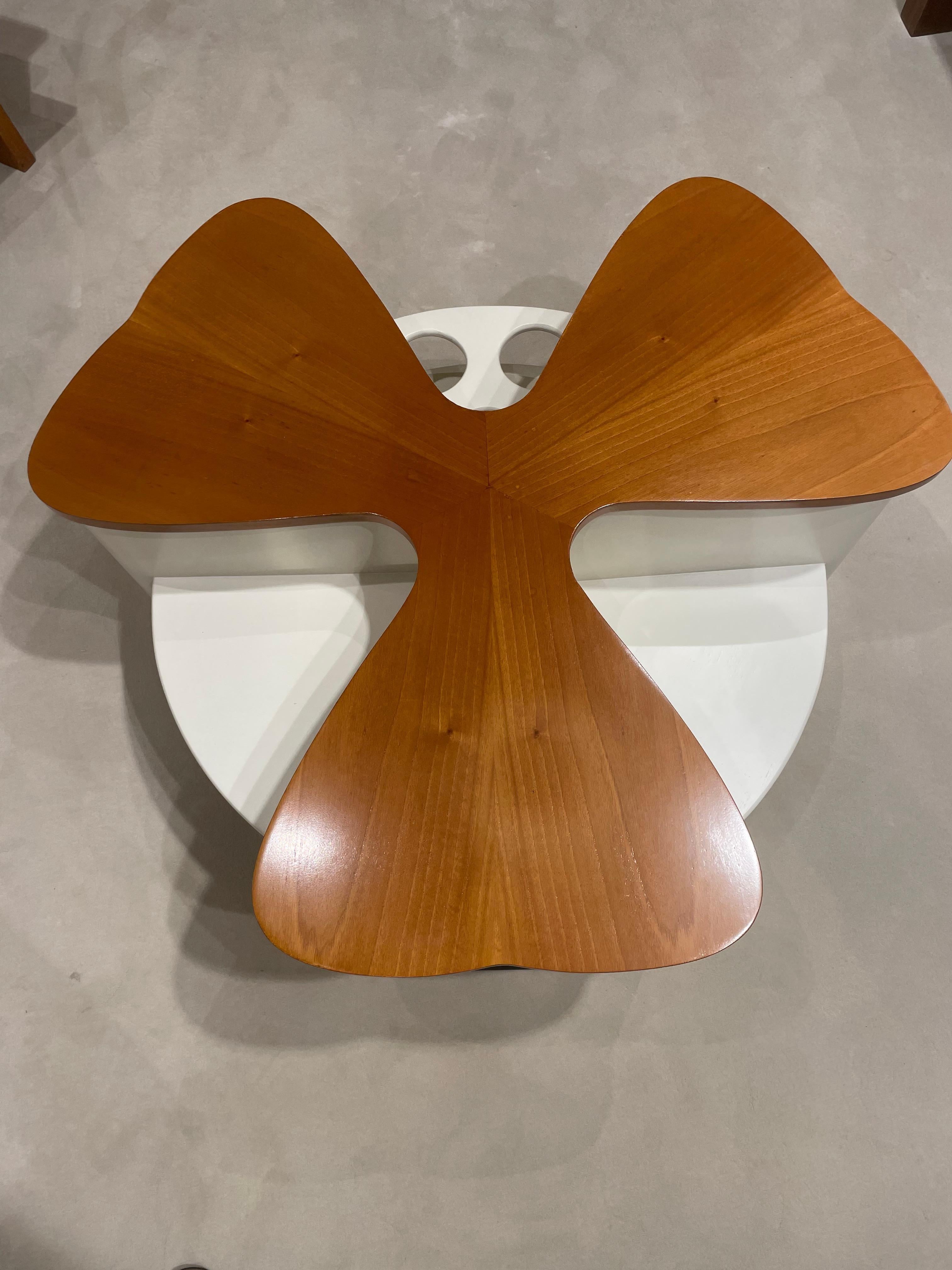 Table basse-bar en forme de trèfle
Ce petit bar était en noyer et laqué blanc d'origine
Plusieurs compartiments
Fabriqué en Italie. 70's
Dimension : Largeur 90 cm x Hauteur 40 cm
très bonne condition

