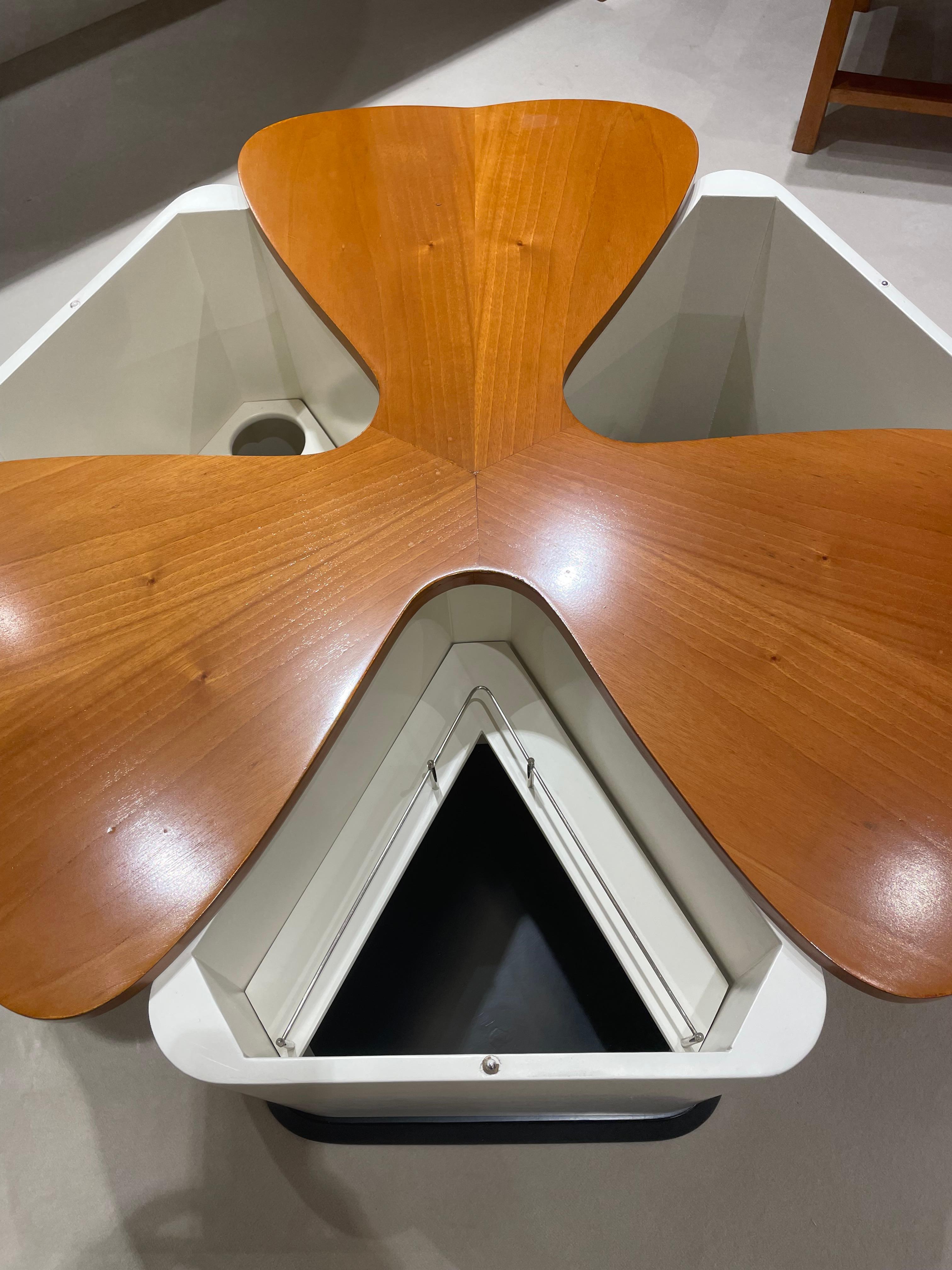 Laqué Table basse-bar en forme de trèfle en vente