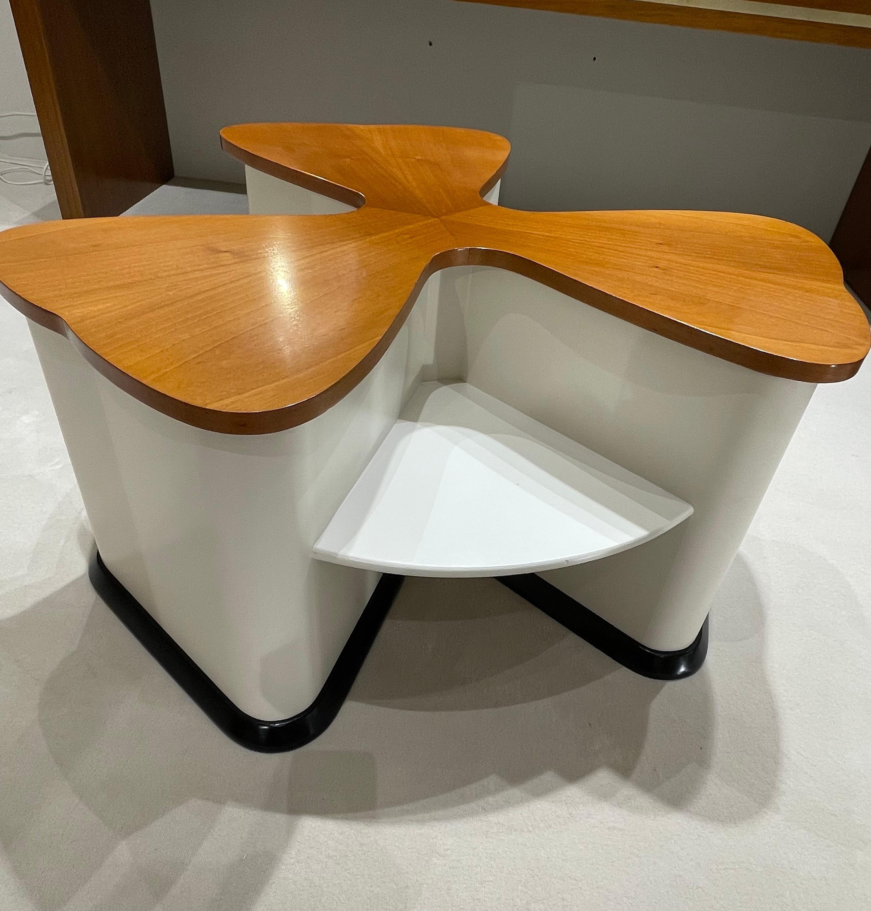 Fin du 20e siècle Table basse-bar en forme de trèfle en vente