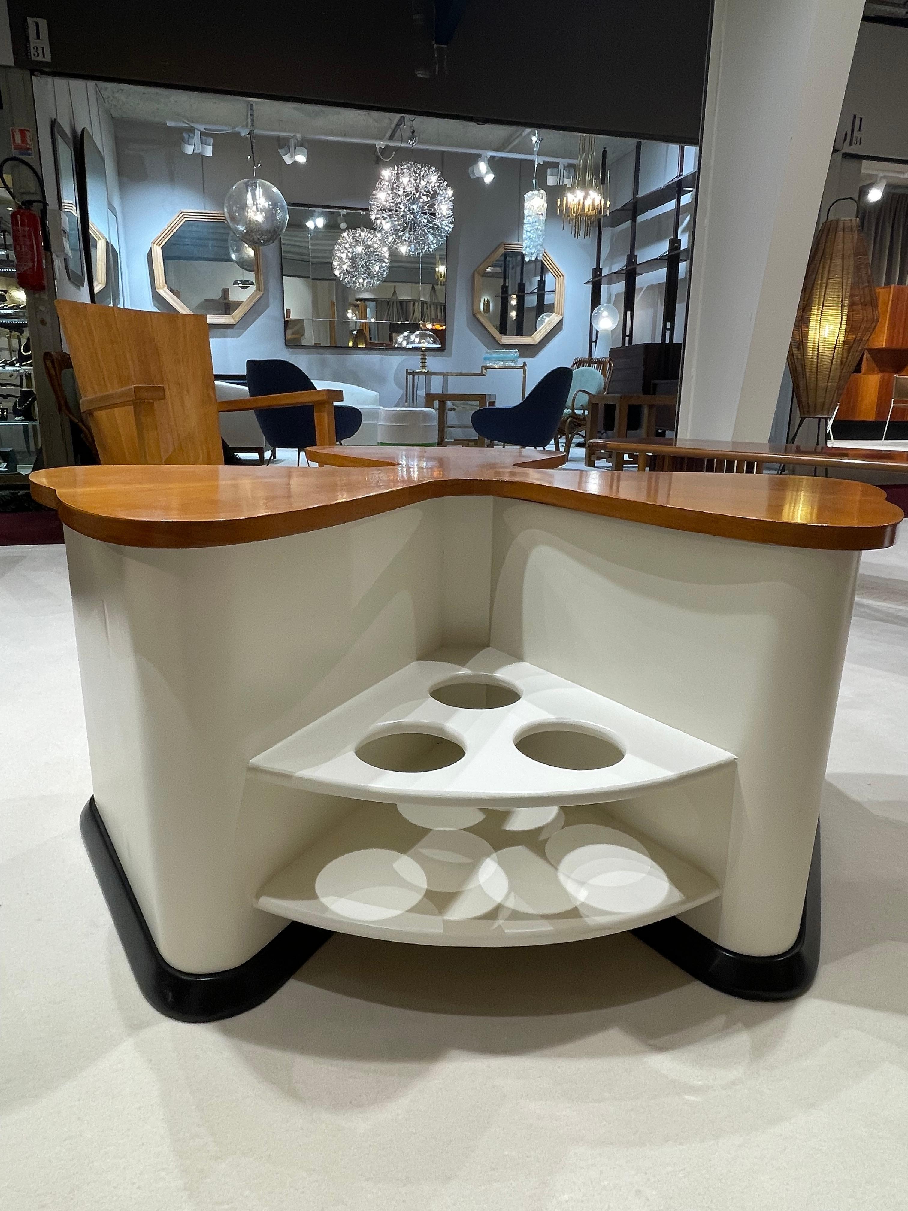 Noyer Table basse-bar en forme de trèfle en vente