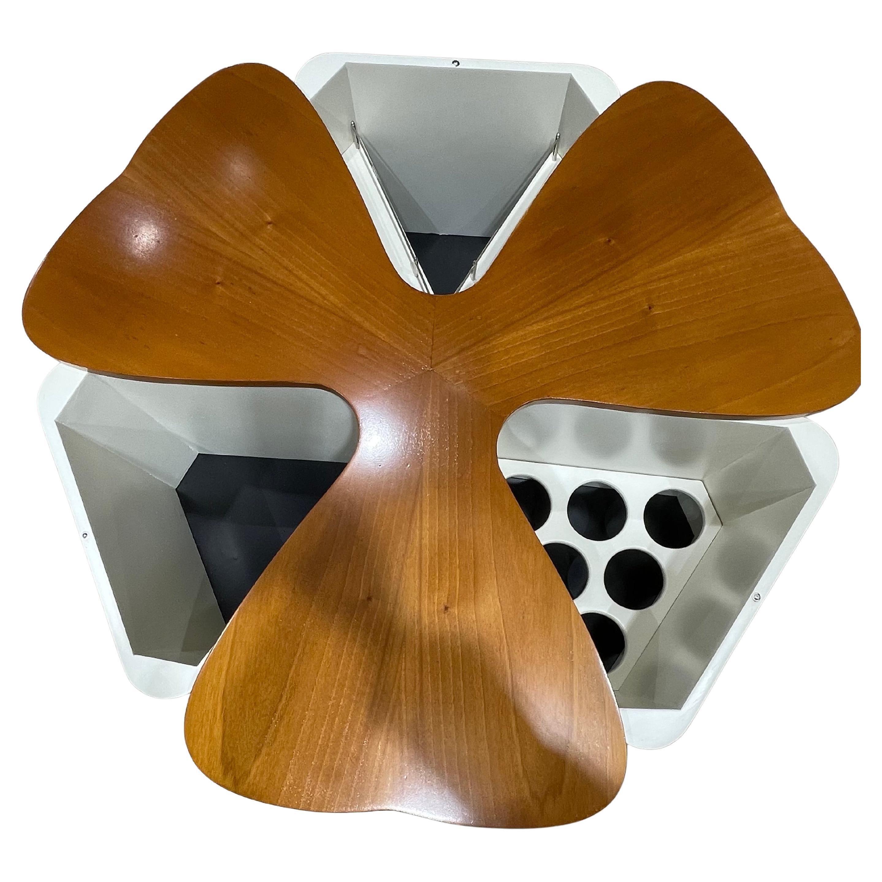 Table basse-bar en forme de trèfle en vente