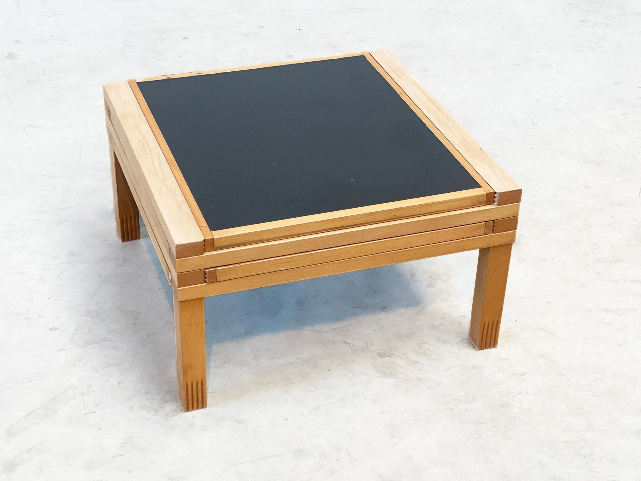Table basse unique produite par Bellato International srl et conçue par Bernard Vuarnesson dans les années 80. La table est très utile grâce à ses quatre plateaux extensibles en stratifié noir, qui peuvent être placés dans différentes positions. Le