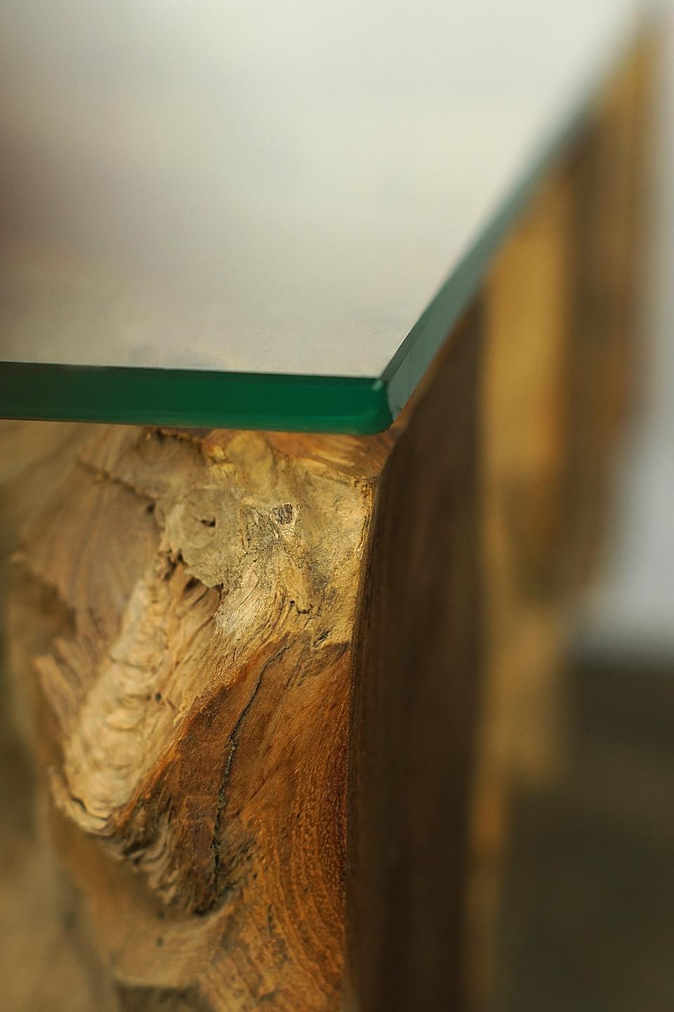 Couchtisch „Blora“, Wurzelholz mit Beinen aus Edelstahl und gehärtetem Glas im Zustand „Neu“ im Angebot in Linz, AT