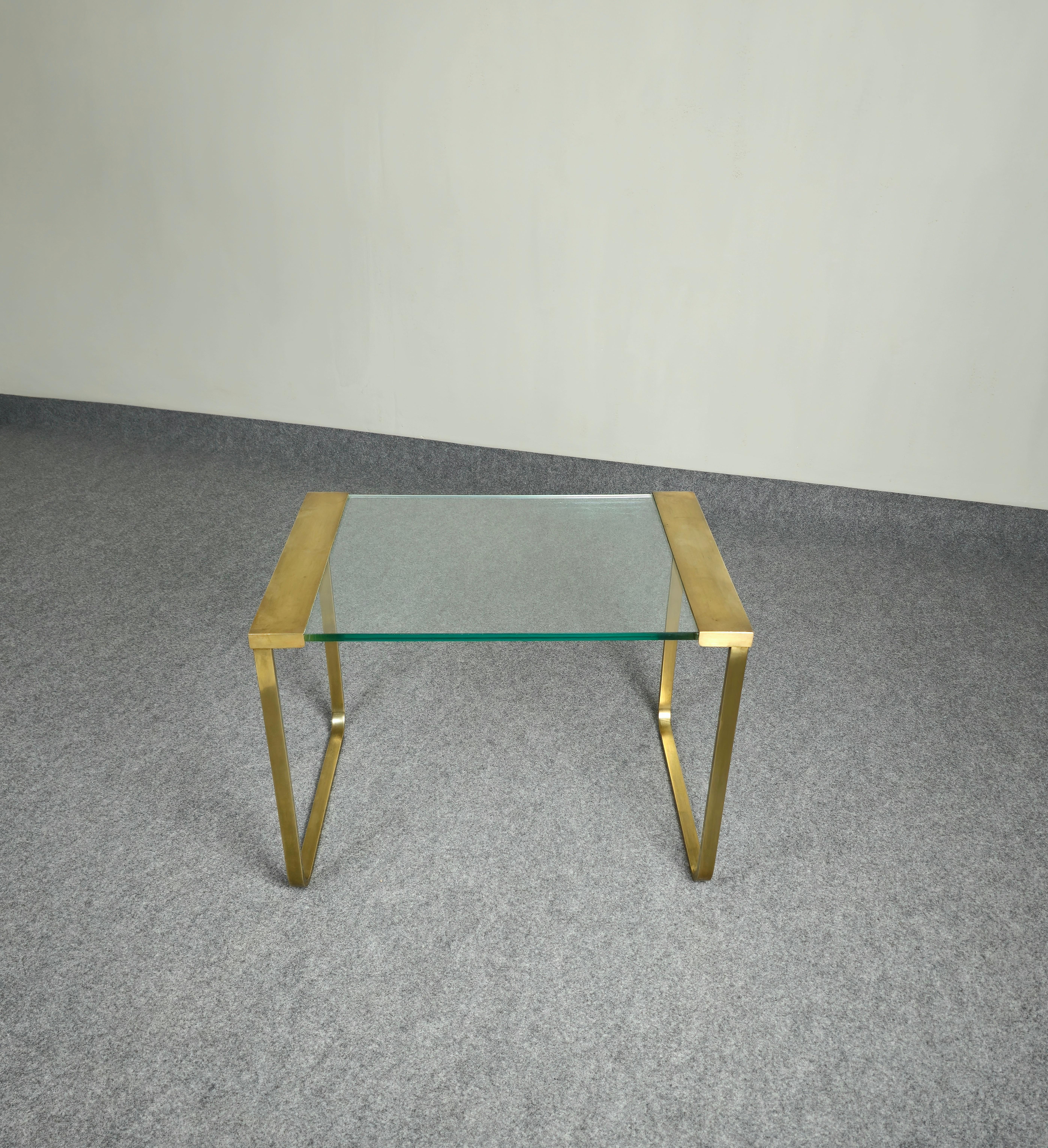 Coffee or cocktail table made of brass with rectangular glass top in shades of transparent and nile green. Made in Italy in the 60s.


Note: We try to offer our customers an excellent service even in shipments all over the world, collaborating with