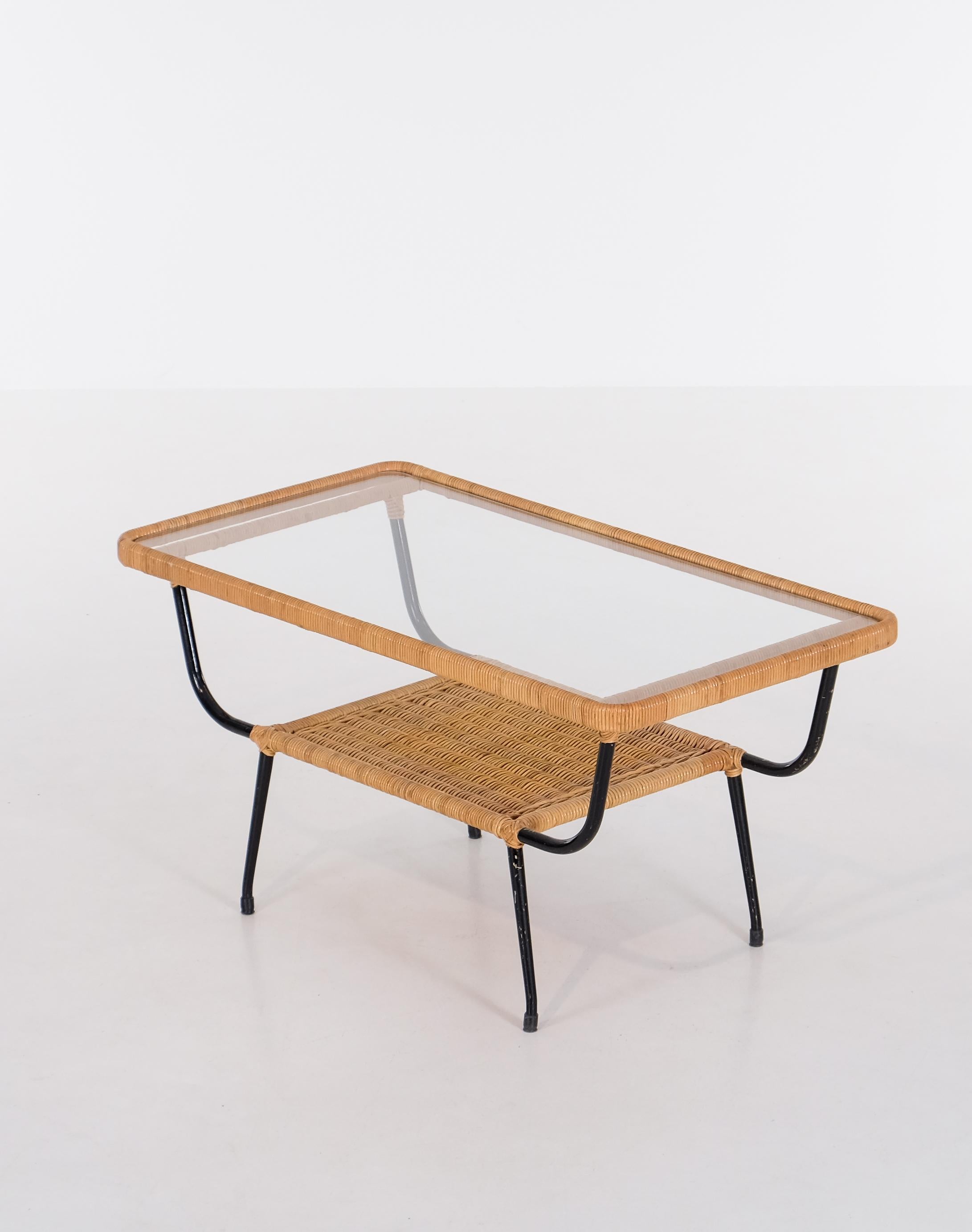 Rattan-Couchtisch mit schwarz lackierten Stahlbeinen. Produziert in Brasilien, 1960er Jahre.
Guter Zustand mit geringen Gebrauchsspuren. 
Bitte beachten Sie: passende Sofas und Sessel sind ebenfalls erhältlich.