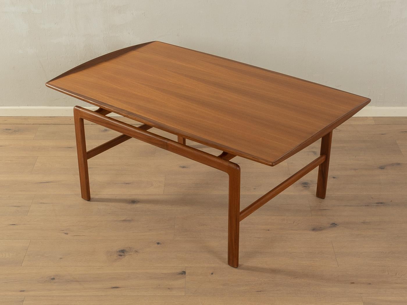 Magnifique table basse de Brigitta Waldonen pour Asko datant des années 1960. Structure solide et plateau de table plaqué en teck avec bord en bois massif.

Caractéristiques de qualité :

    Un design abouti : des proportions parfaites et un souci