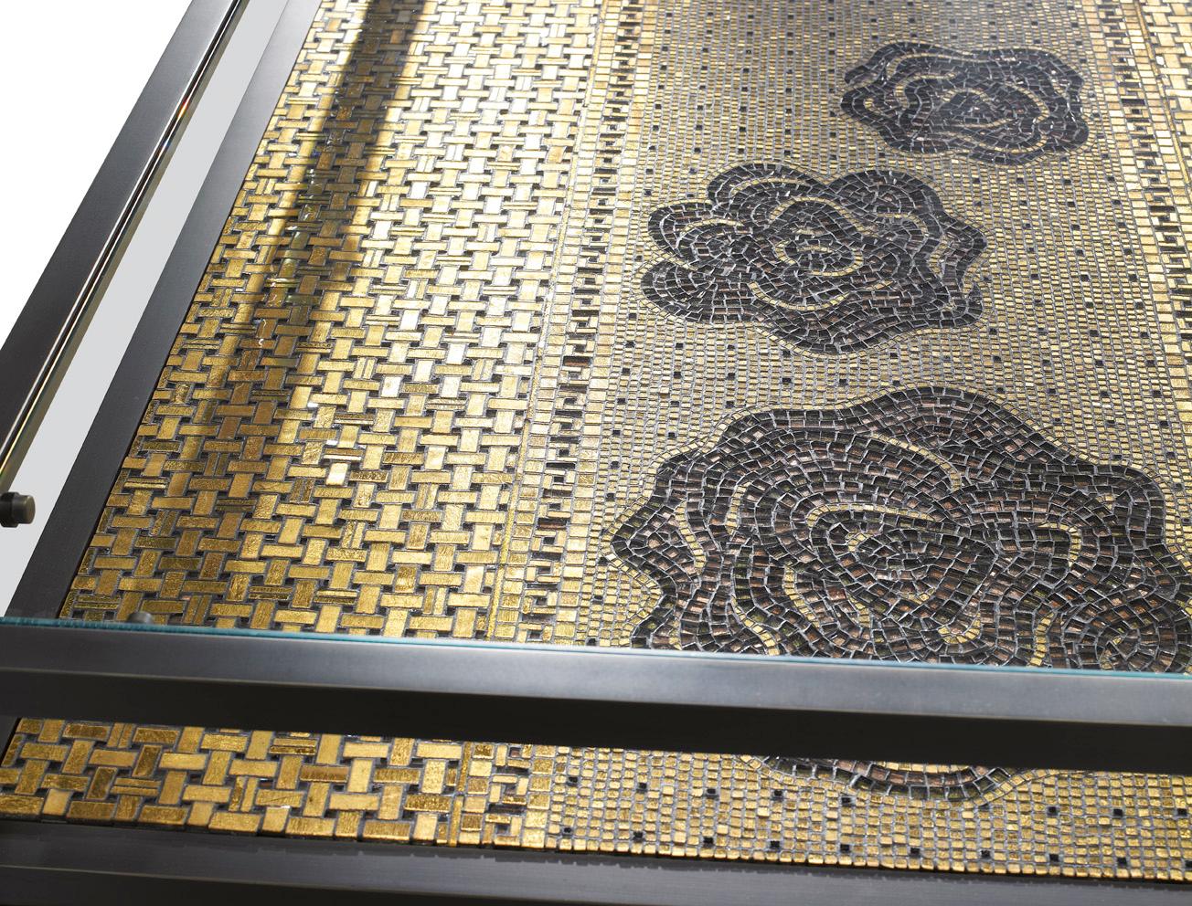 XXIe siècle et contemporain Table basse avec tiroirs de structure en laiton bruni décorés de feuilles de mosaïque dorée en vente