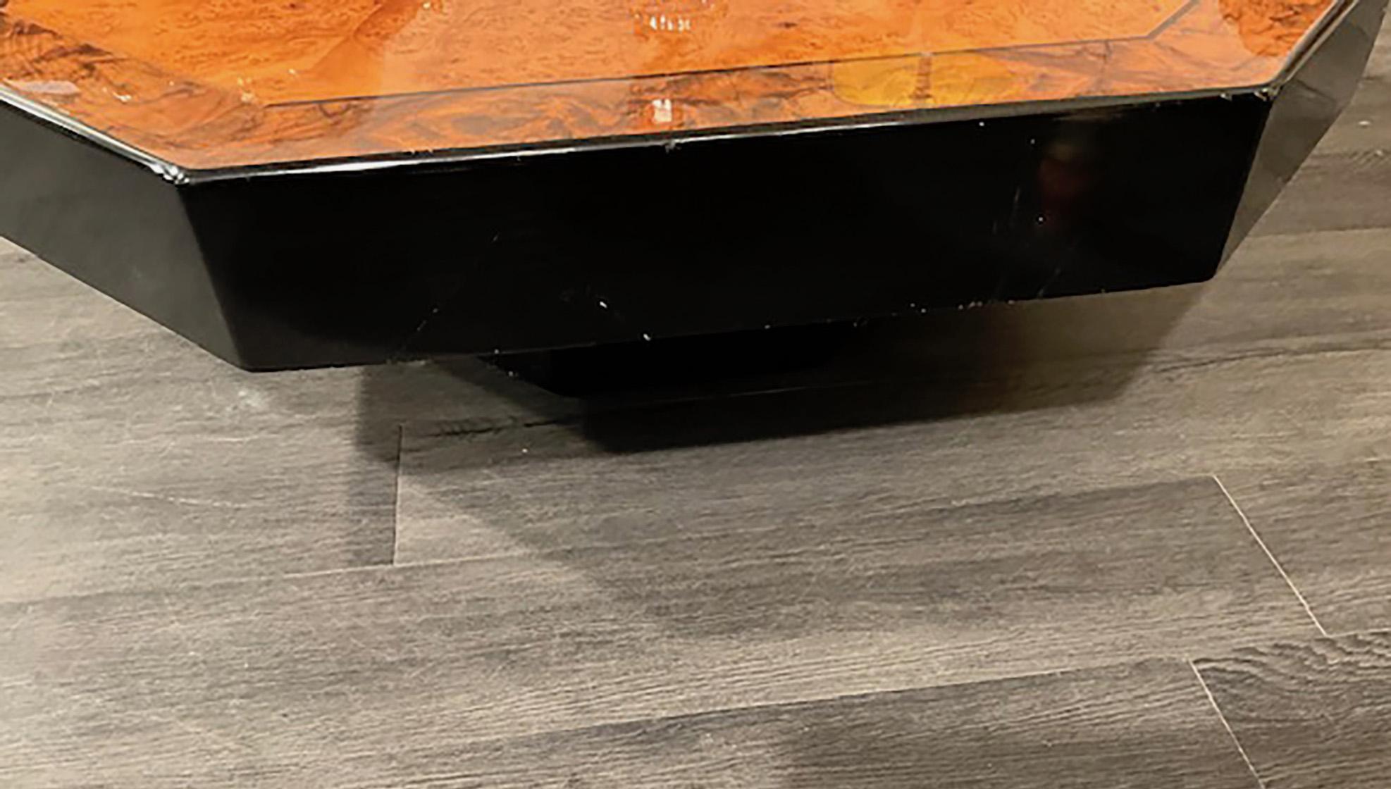 Orme Table basse en loupe d'orme bicolore .bois laqué noir en vente