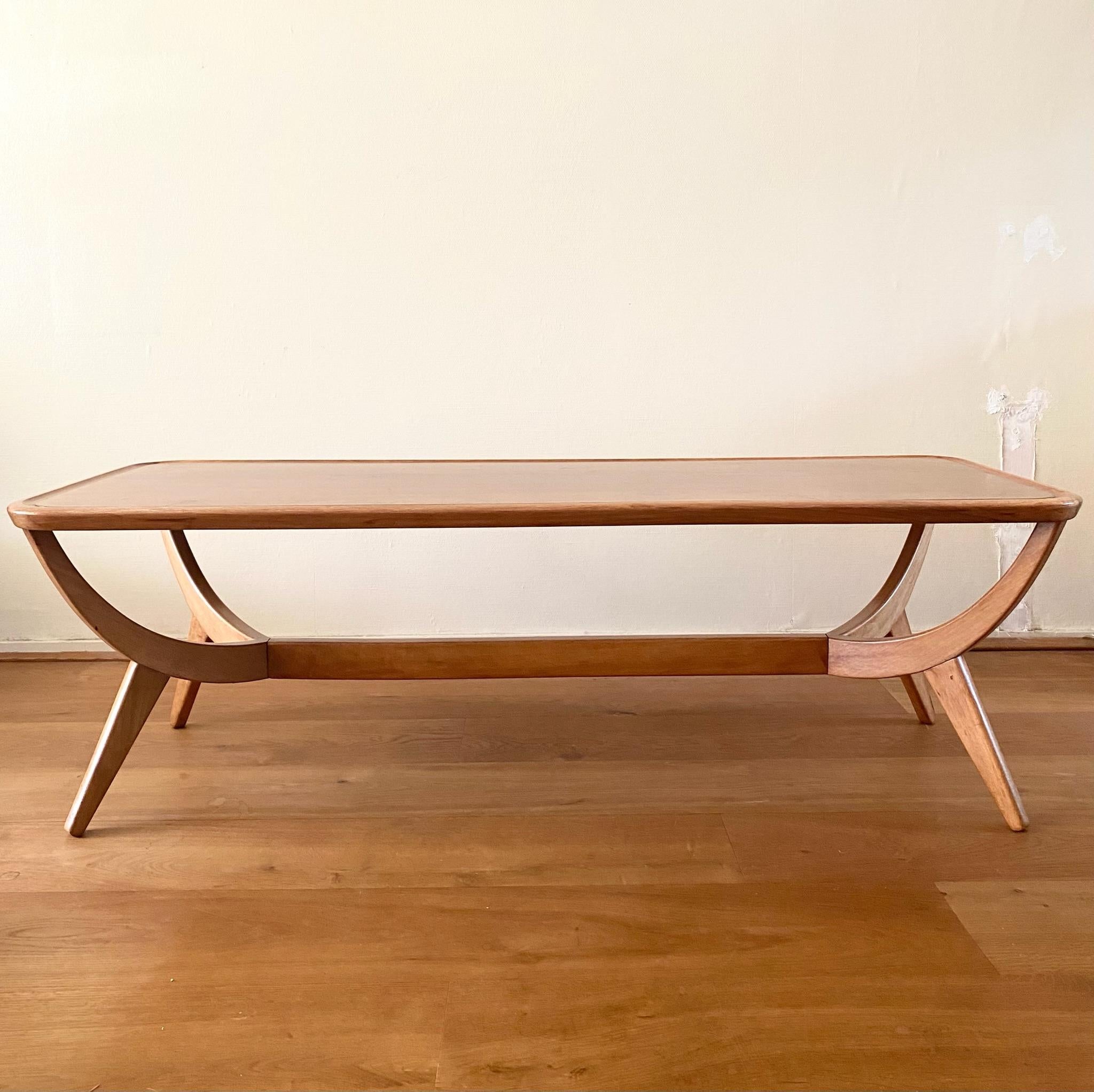 Elégante table basse de style classique de la série Poly-Z, conçue par Abraham Patijn pour Zijlstra Joure vers les années 1950. Cadre de forme organique en noyer et placage de noyer. La table est en bon état, avec une usure due à l'âge et à