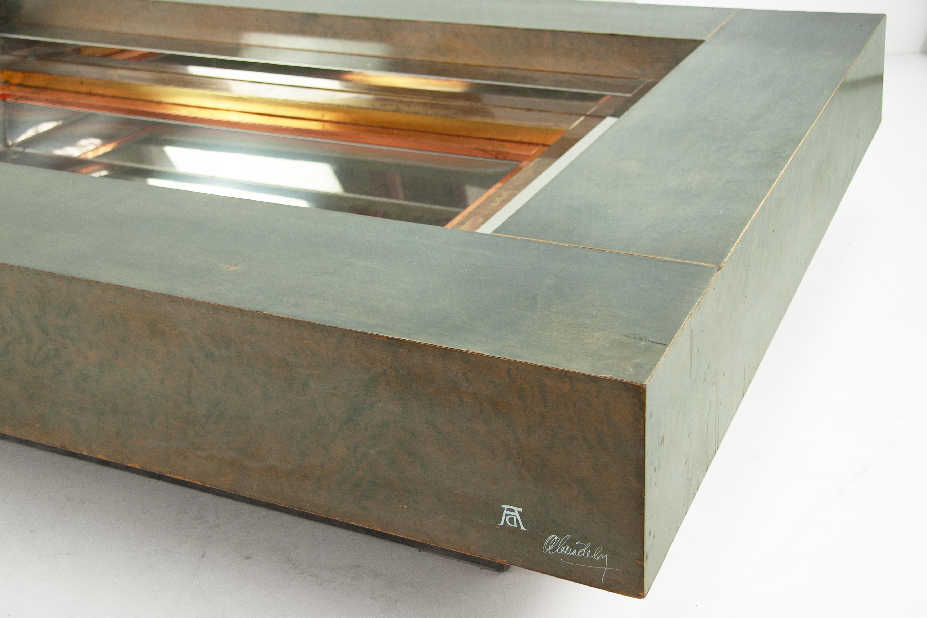 La table basse Alain Delon est un meuble élégant et raffiné conçu par le célèbre acteur français Alain Delon en collaboration avec la Maison Jansen. Cette table basse se caractérise par ses lignes épurées, son design minimaliste et ses matériaux de
