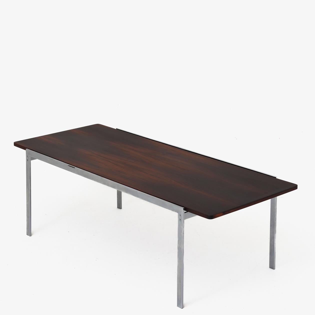 Table basse rectangulaire avec plateau en bois de rose et structure en acier chromé. Arne Jacobsen / Fritz Hansen