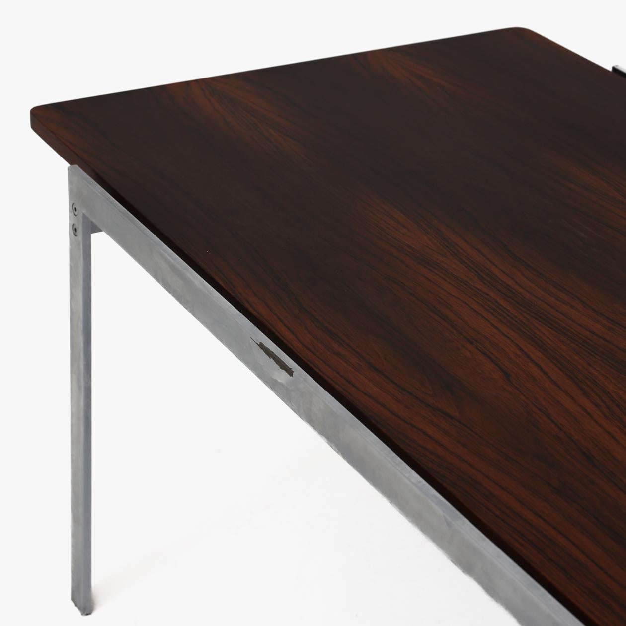 Patiné Table basse d'Arne Jacobsen en vente