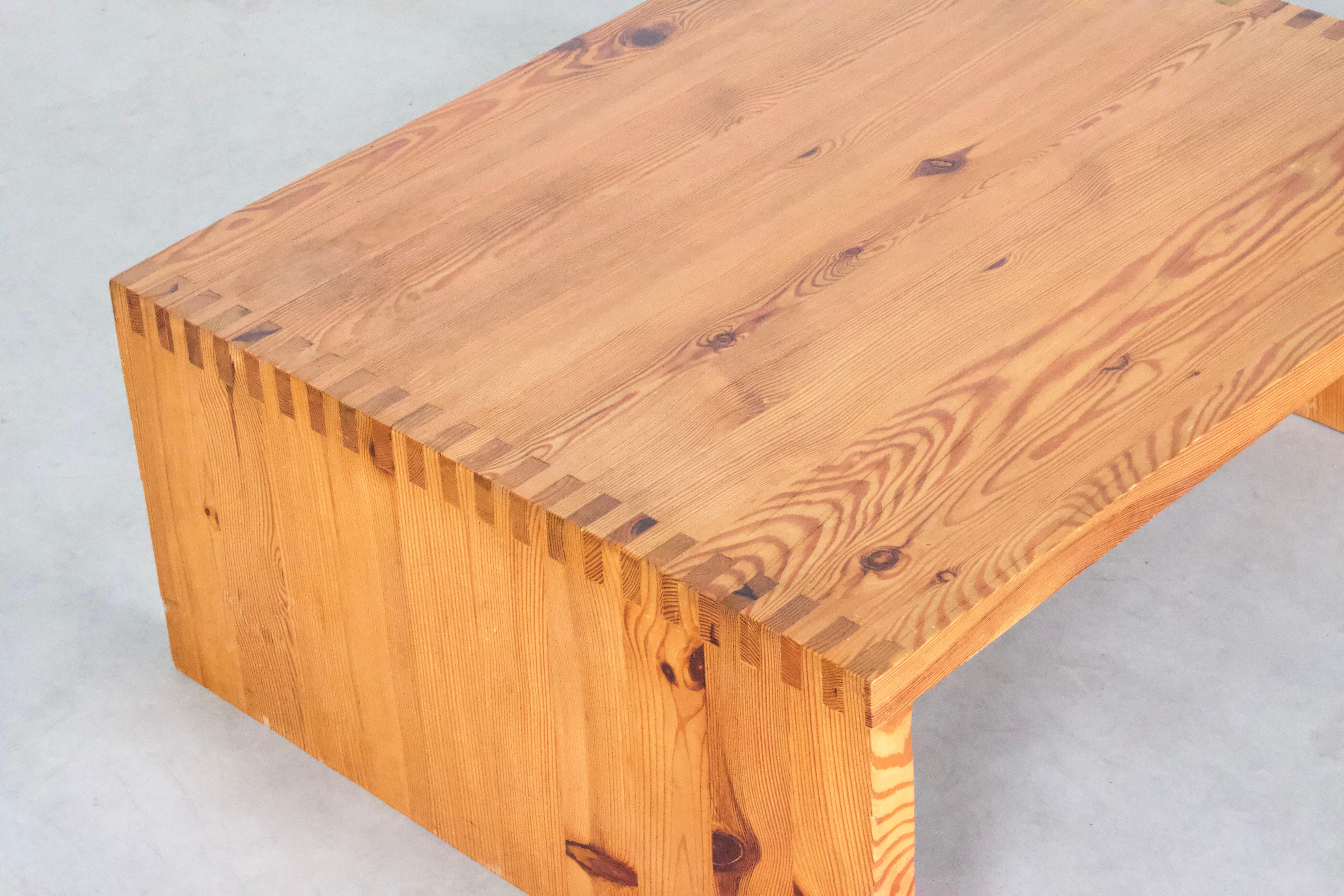 Coffee table by Ate Van Apeldoorn in good condition.

The table is manufactured in Holland by Houtwerk Hattem in the 1970s

It is made of solid pine wood which is connected by trademark joints.

The style reminds of Scandinavian modernism, like