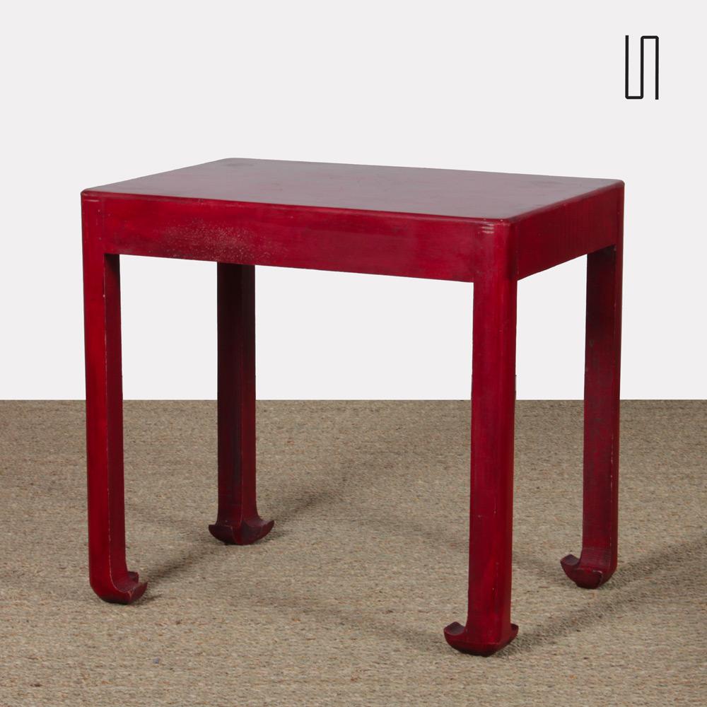 This rectangular coffee table is edited by Atelier Martine, which was directed by Paul Poiret. It stands on four elephant feet. This piece is lacquered in red.