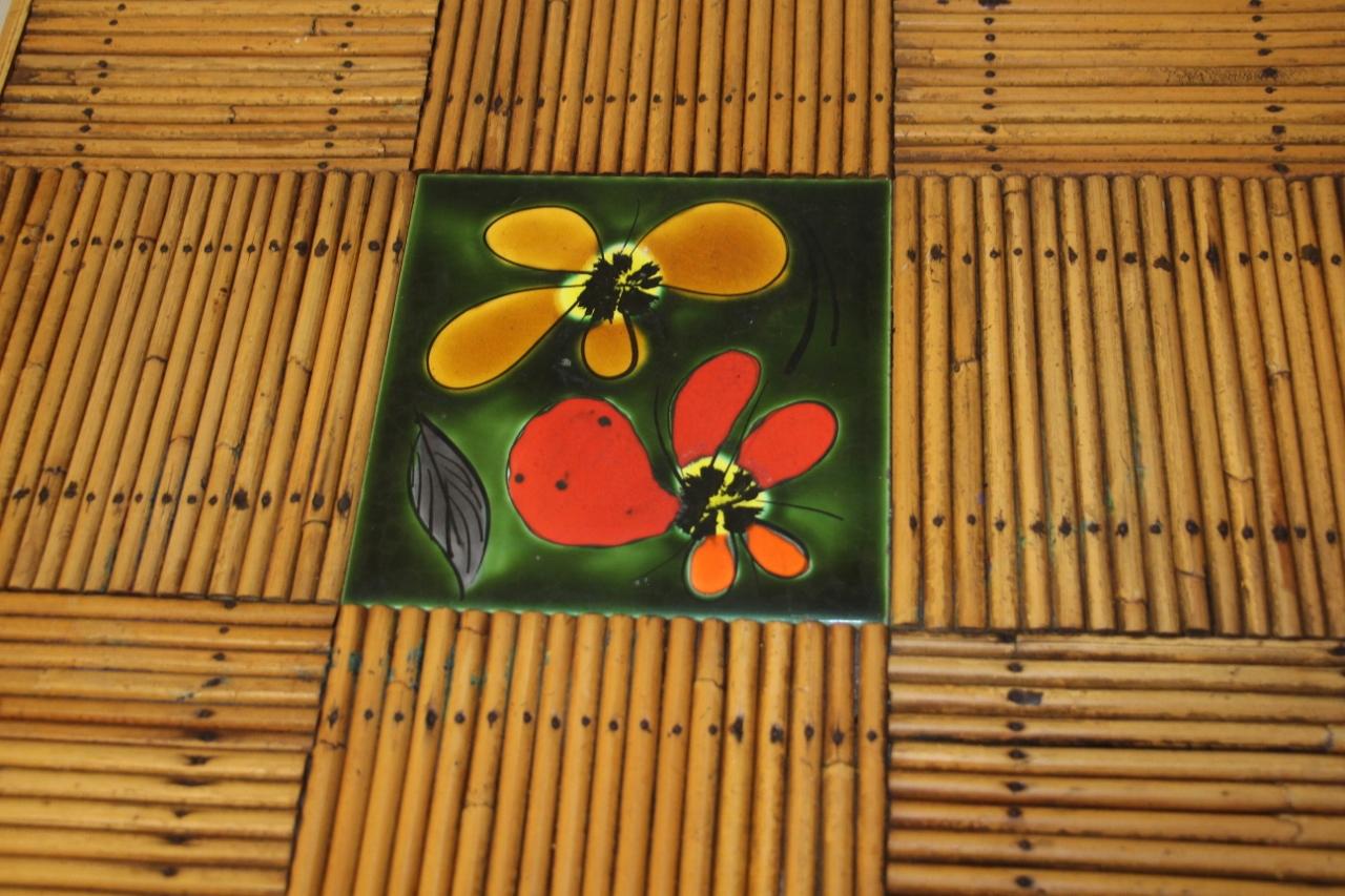 Couchtisch von Audoux Minet in Rattan und Keramik aus Vallauris Jahr 60er Jahre (Böhmisch) im Angebot