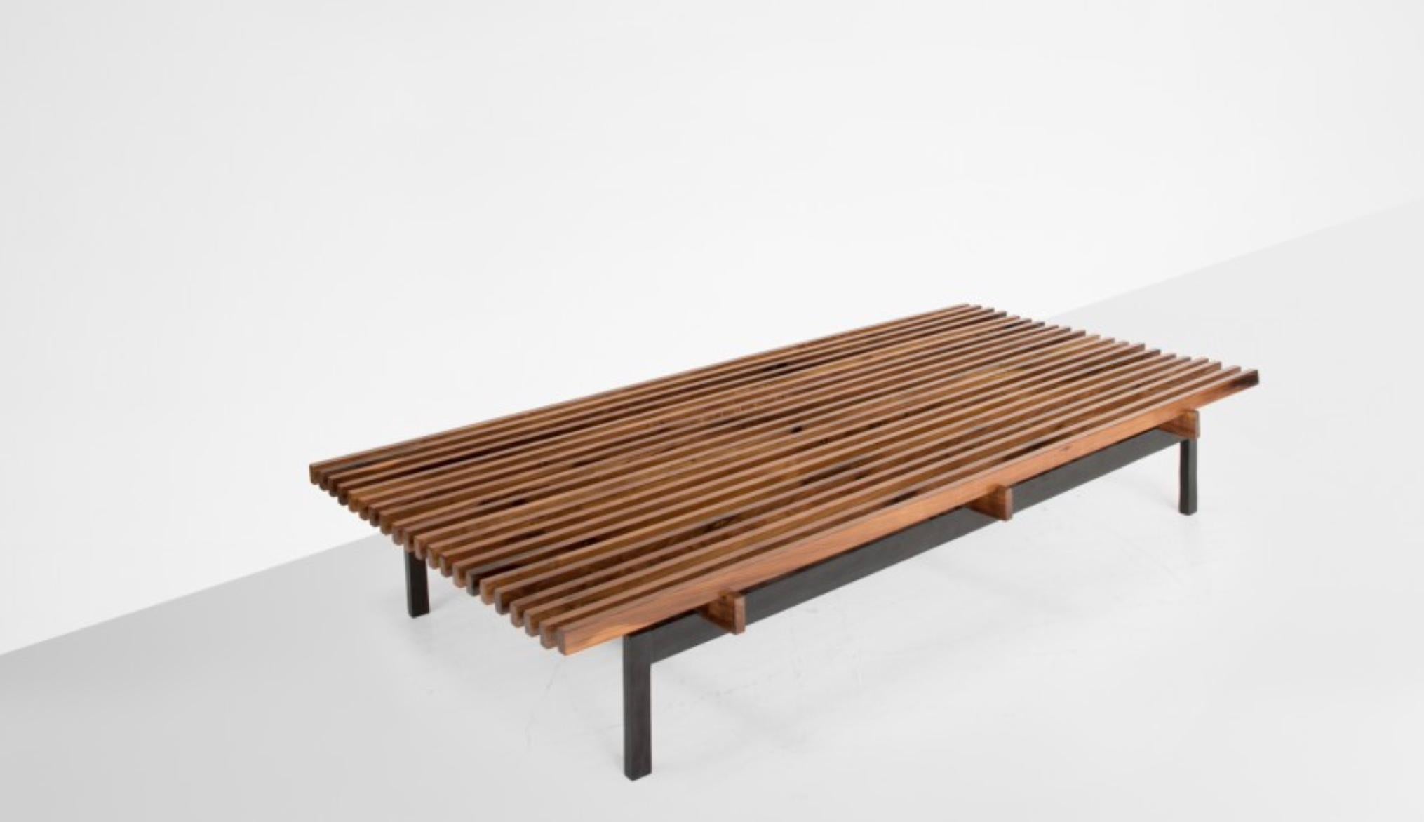 Couchtisch von Branco e Preto (Holz) im Angebot