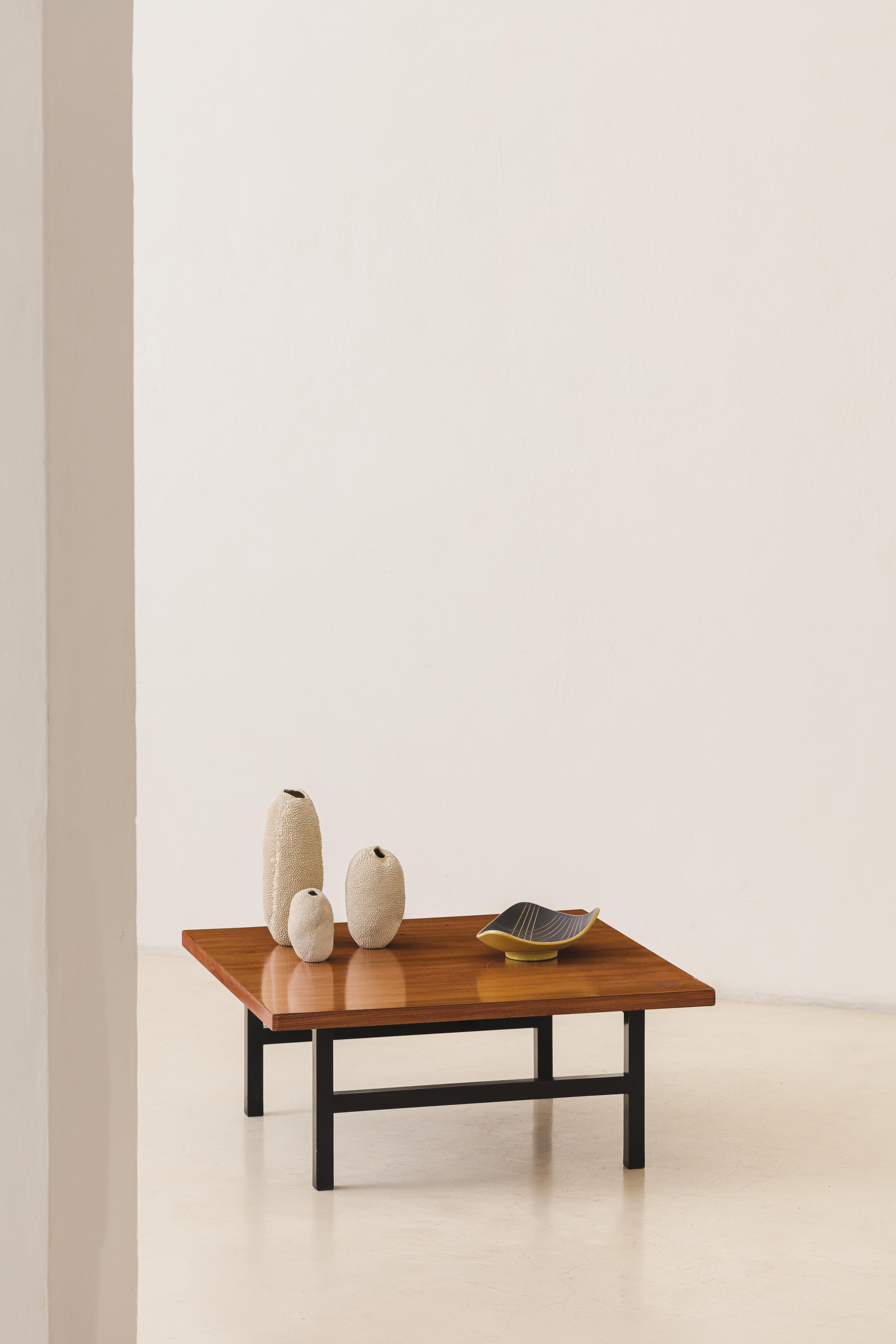 Este carro de bar o de té es una pieza rara y elegante diseñada por Martin Eisler (1913-1977) en los años 50 y producida por Forma S.A. Móveis e Objetos de Arte.
Presenta una estructura de palisandro macizo y bandejas fijas de caña natural chapada