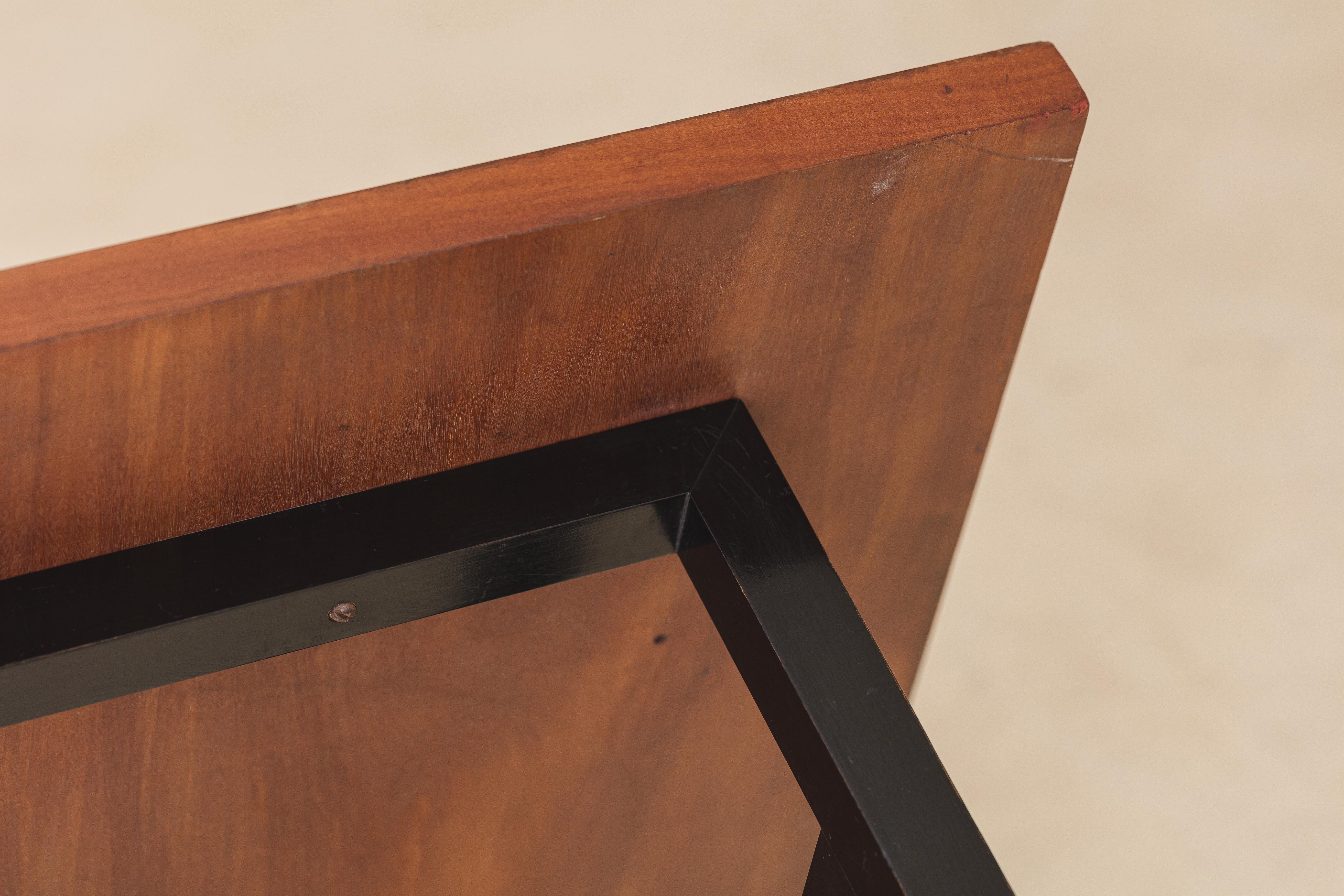 Mesa de centro de los brasileños Branco & Preto, tapa de caviuna con madera ebonizada, años 50 en venta 1