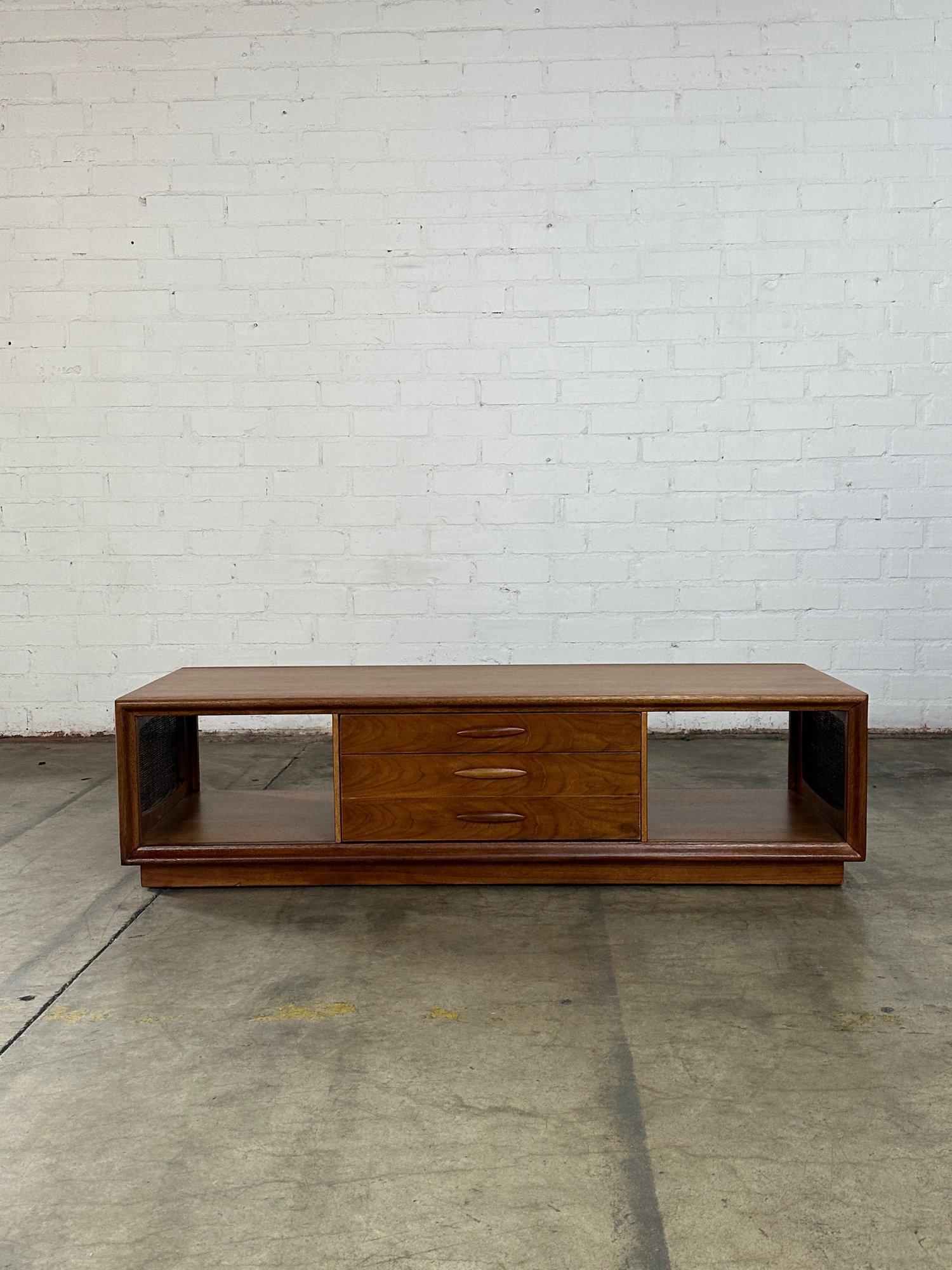 Coffee table by Broyhill Emphasis In Good Condition For Sale In Los Angeles, CA