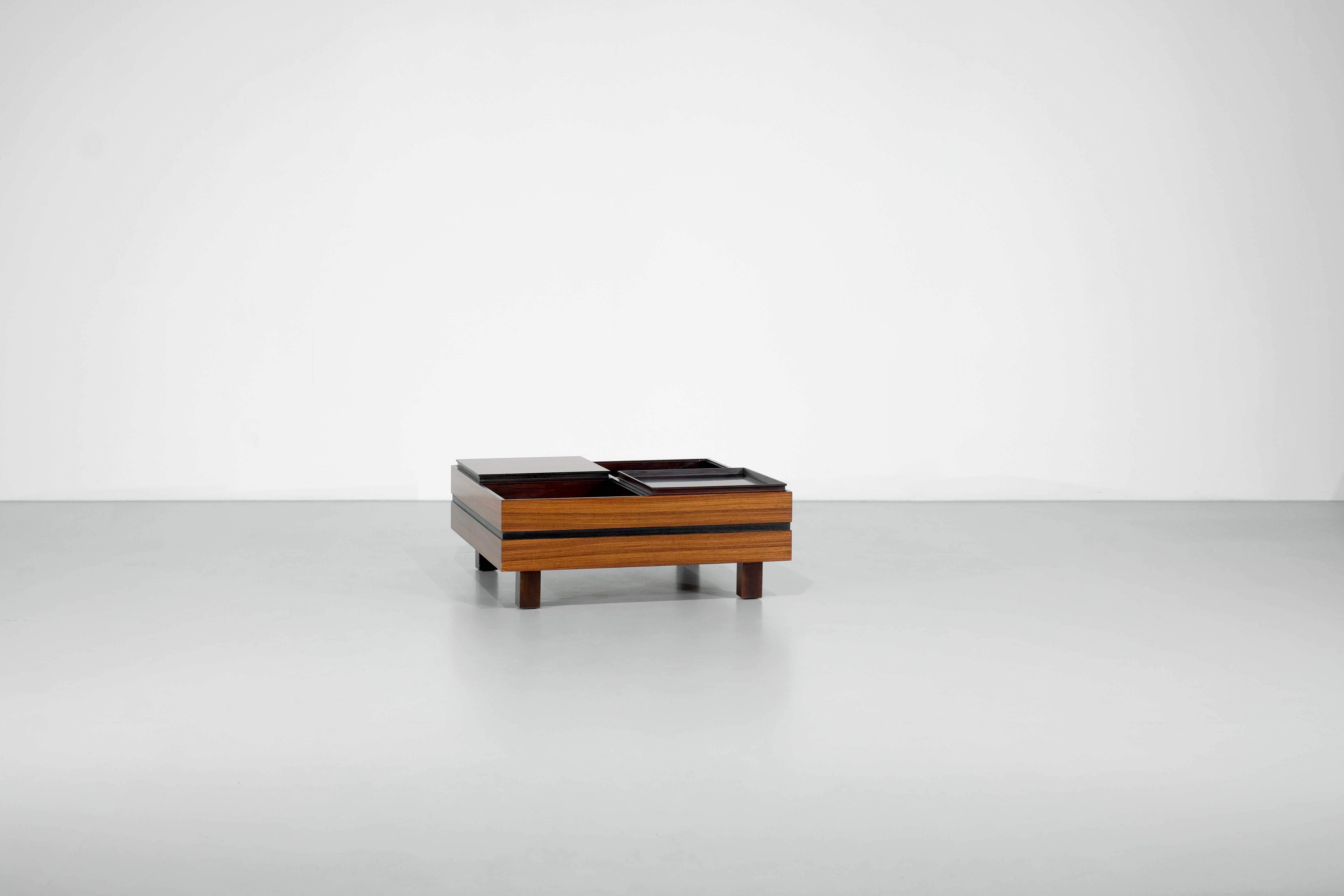 Table basse en bois avec deux plateaux en bois dont l'un est réversible pour devenir un plateau, que l'on peut positionner à sa guise en laissant les caissons ouverts.

Conçu par Carlo Hauner pour Forma, Italie, années 1960

 

Design/One  Carlo