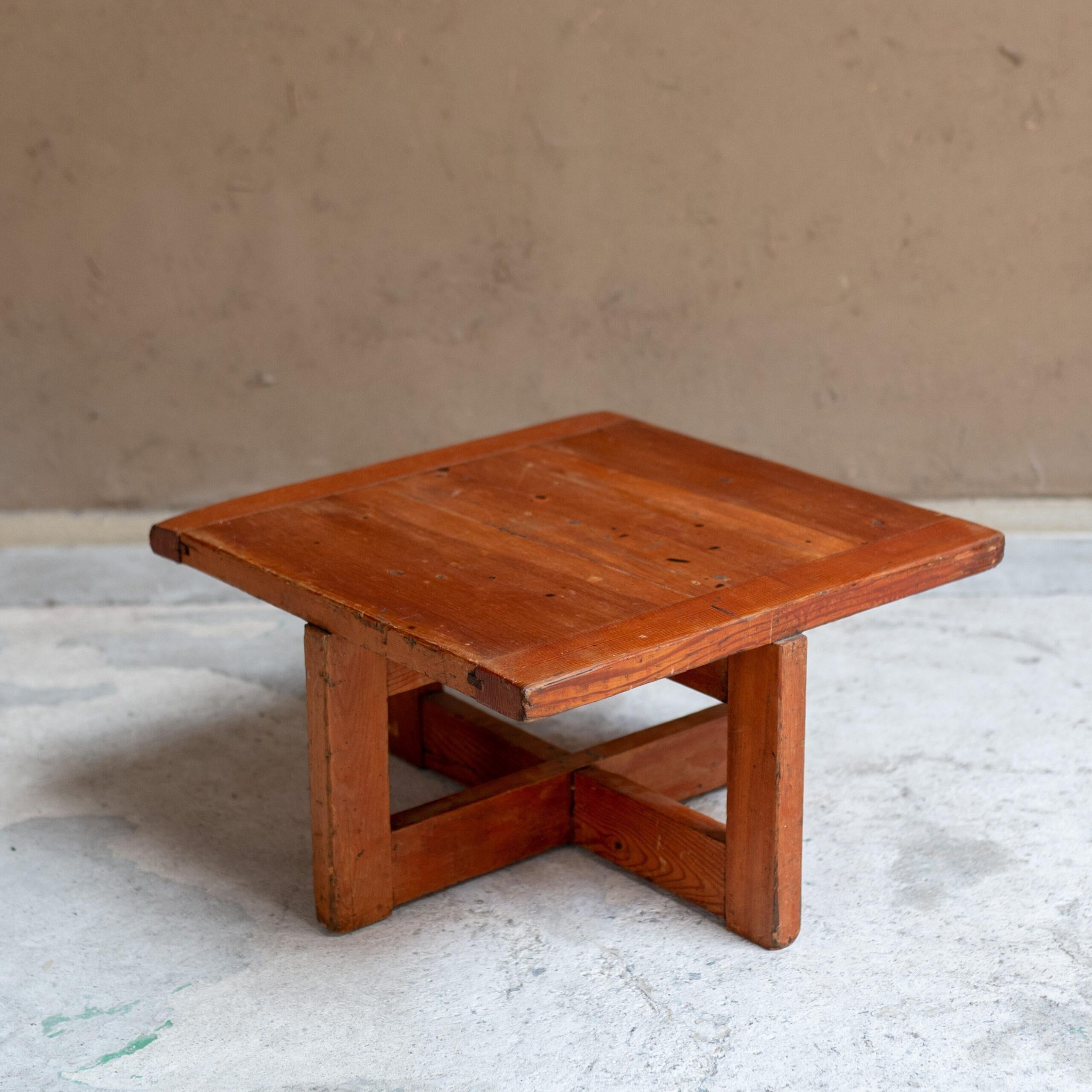 Français Table basse de Charlotte Perriand, France, années 1960, Les Arcs 1600 en vente