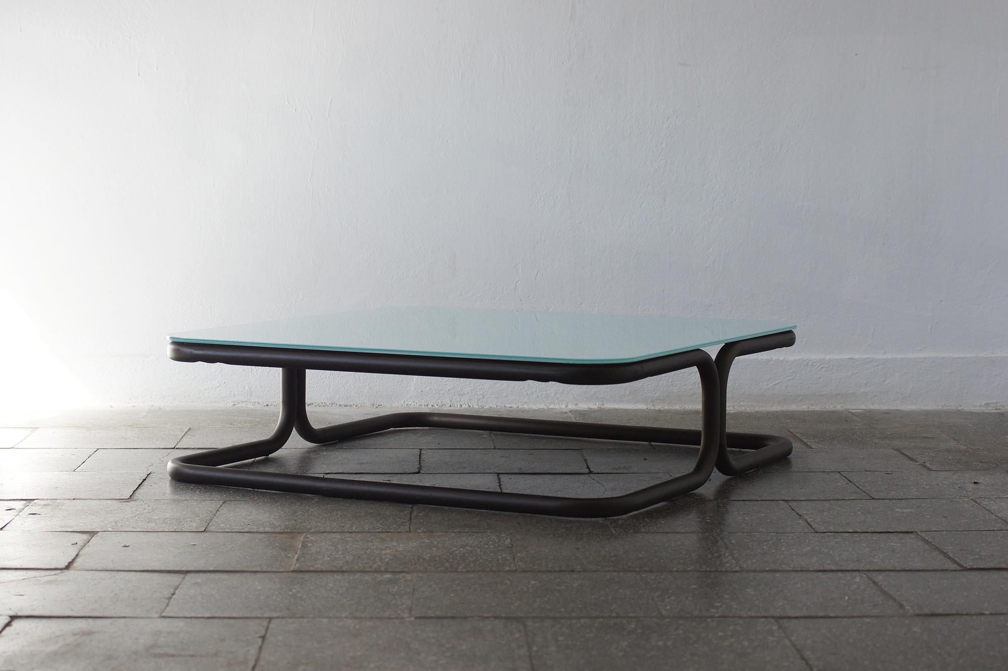Una elegante mesa de centro de la colección Marcel, diseñada por Chiaramonte & Marin para la marca italiana EMU, conocida por sus muebles de jardín de diseño de alta calidad.

La estructura se basa en una base de acero de tubos con recubrimiento de