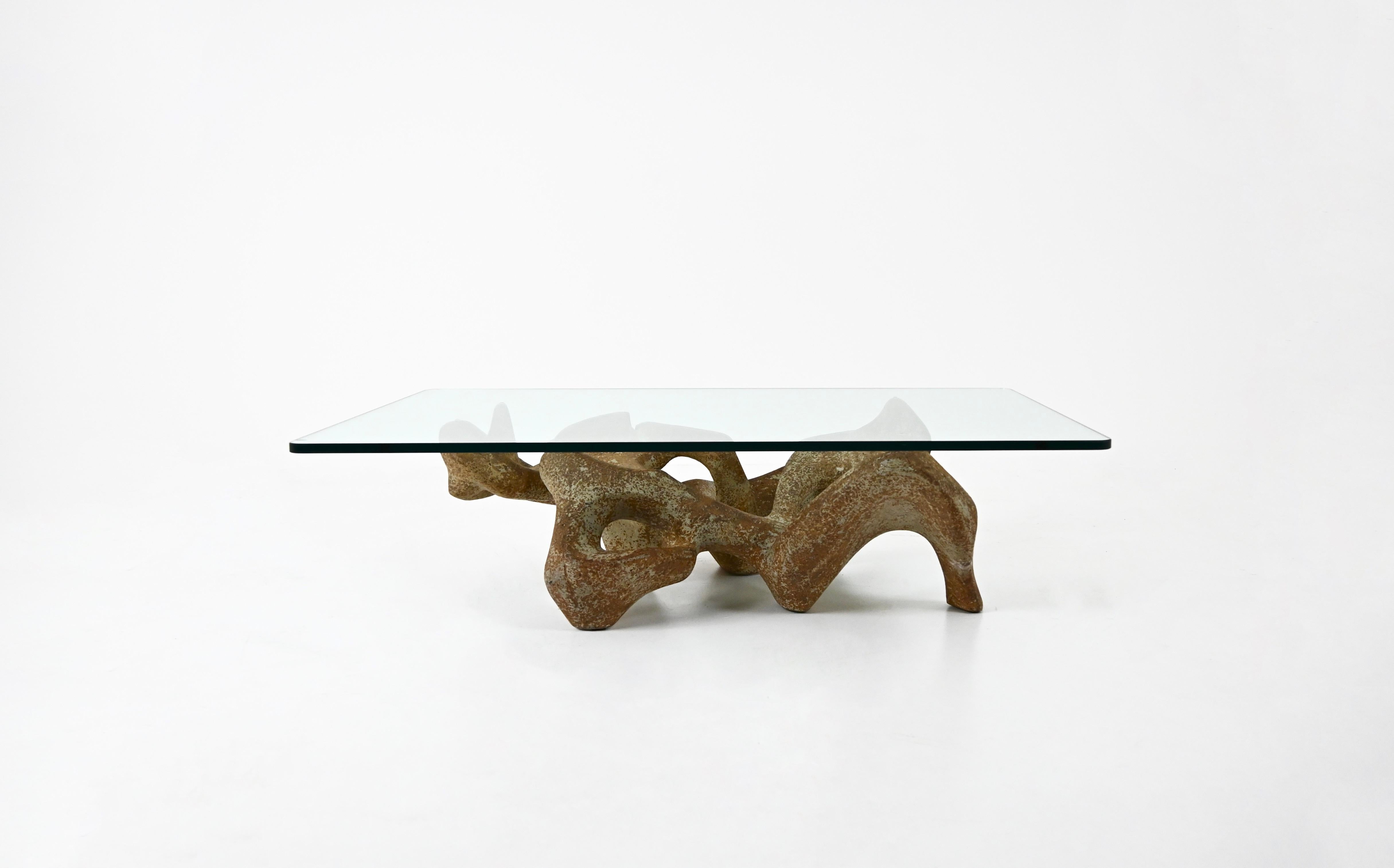 Coffee table with glass top and sculpted concrete base by Claudio Trevi in the 70s. Wear due to time and age of the coffee table
FOR SHIPPING, REQUEST US FOR RECEIVE THE BEST PRICE
