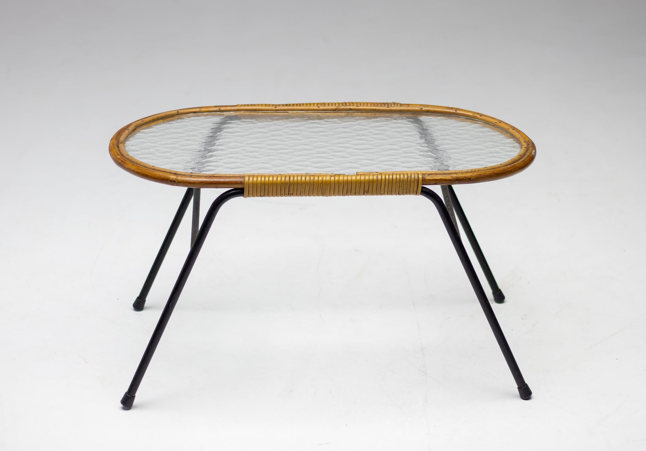 Dirk van Sliedregt oval side table with textured glass and rattan for Rohé Noordwolde, The Netherlands.
Beautiful minimalistic Dutch Mid-Century Modern table.

Dirk van Sliedregt (1920 – 2010) combined his work as a furniture designer with his work