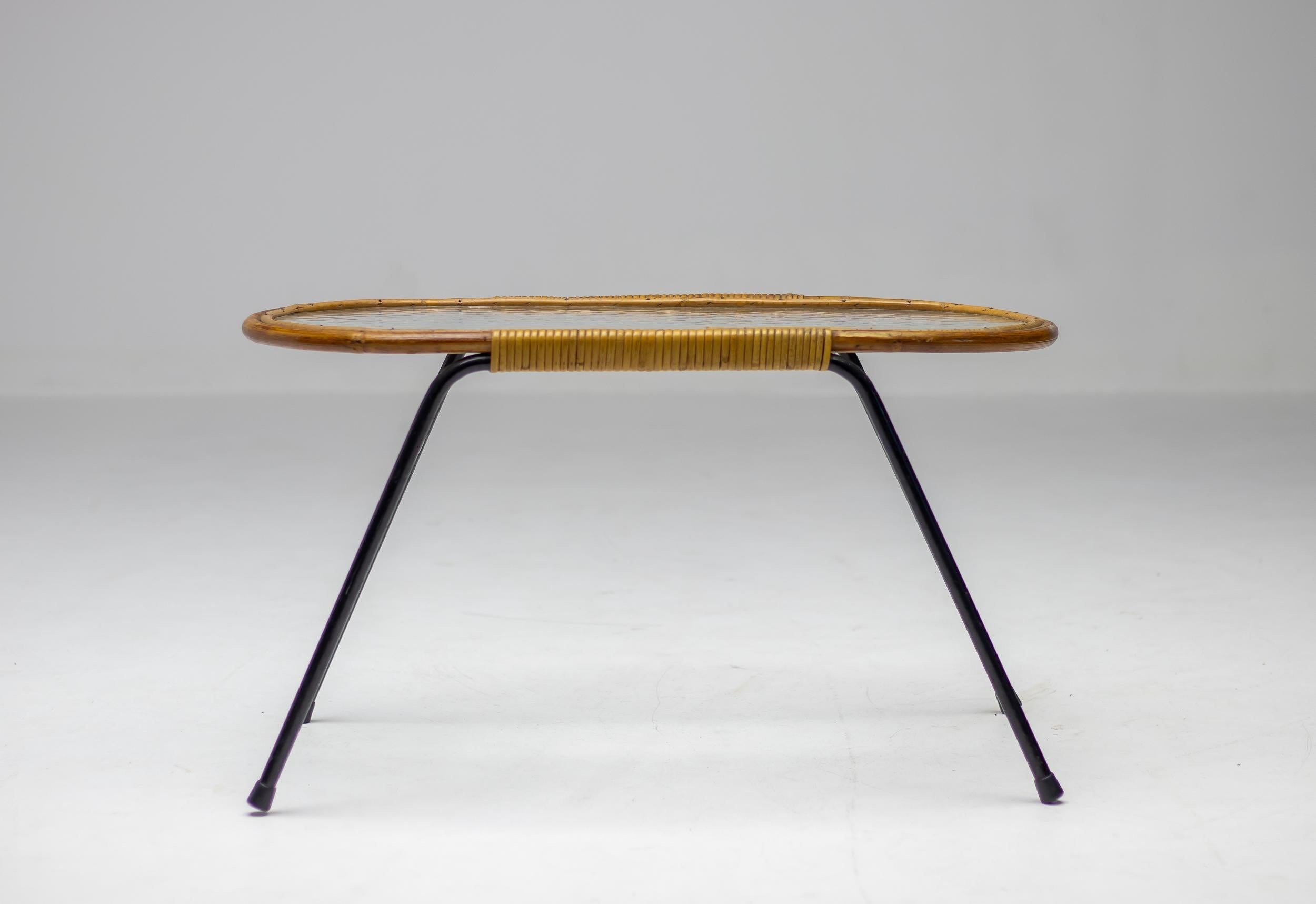 Tavolino ovale in vetro testurizzato e rattan di Dirk Van Sliedregt per Rohé Noordwolde, Paesi Bassi.
Bellissimo tavolo minimalista olandese Mid-Century Modern.

Dirk Van Sliedregt (1920 - 2010) ha unito la sua attività di designer di mobili a