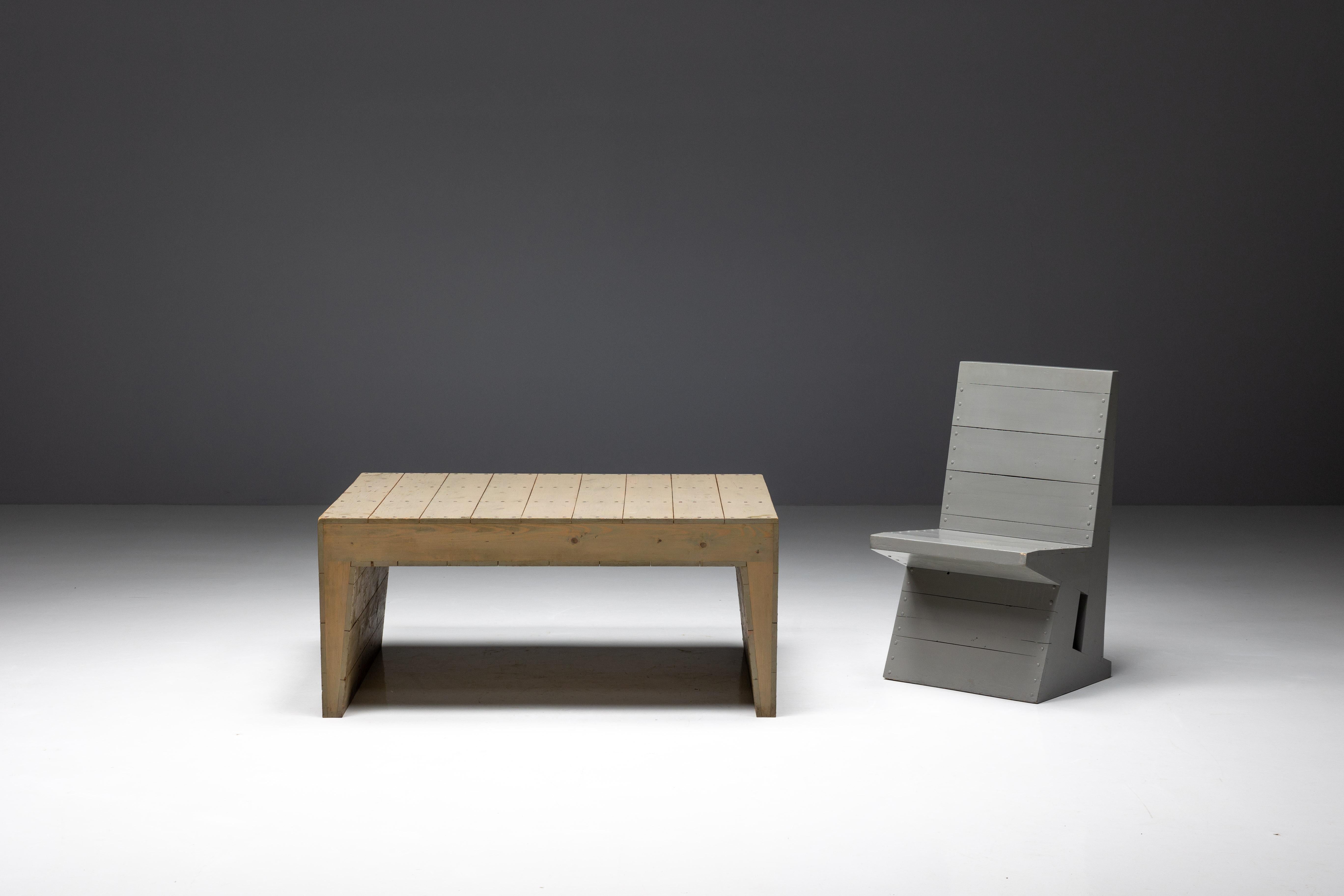 Raro e storicamente significativo tavolino da caffè, progettato dal leggendario Dom Hans van der Laan nel 1955 per la Sint-Johannes Geboortekerk di Nieuwkuijk. Questo pezzo esemplifica lo stile minimalista brutalista caratteristico della Scuola
