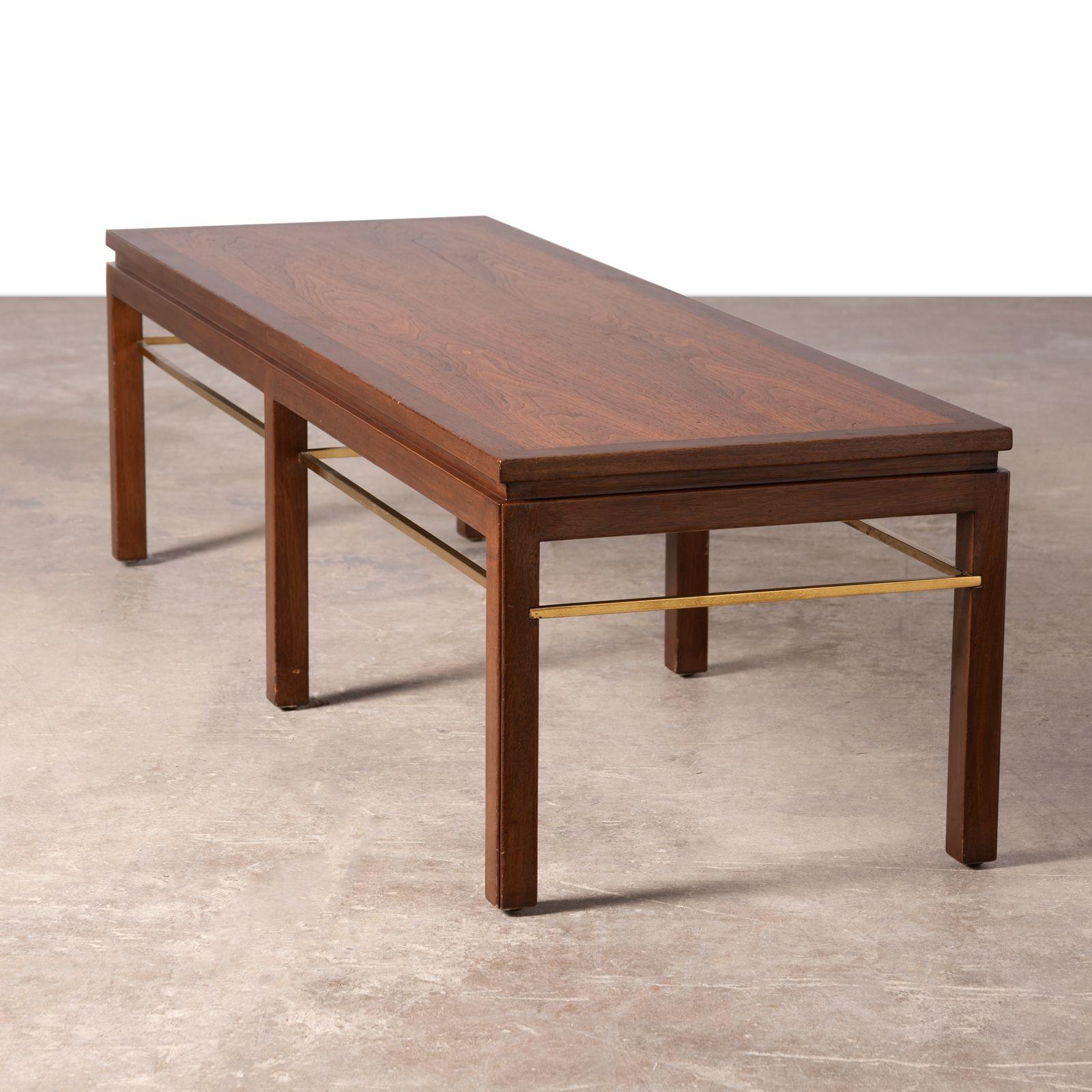 Table à café/cocktail modèle #313 conçue par Edward Wormley pour Dunbar en noyer et laiton.