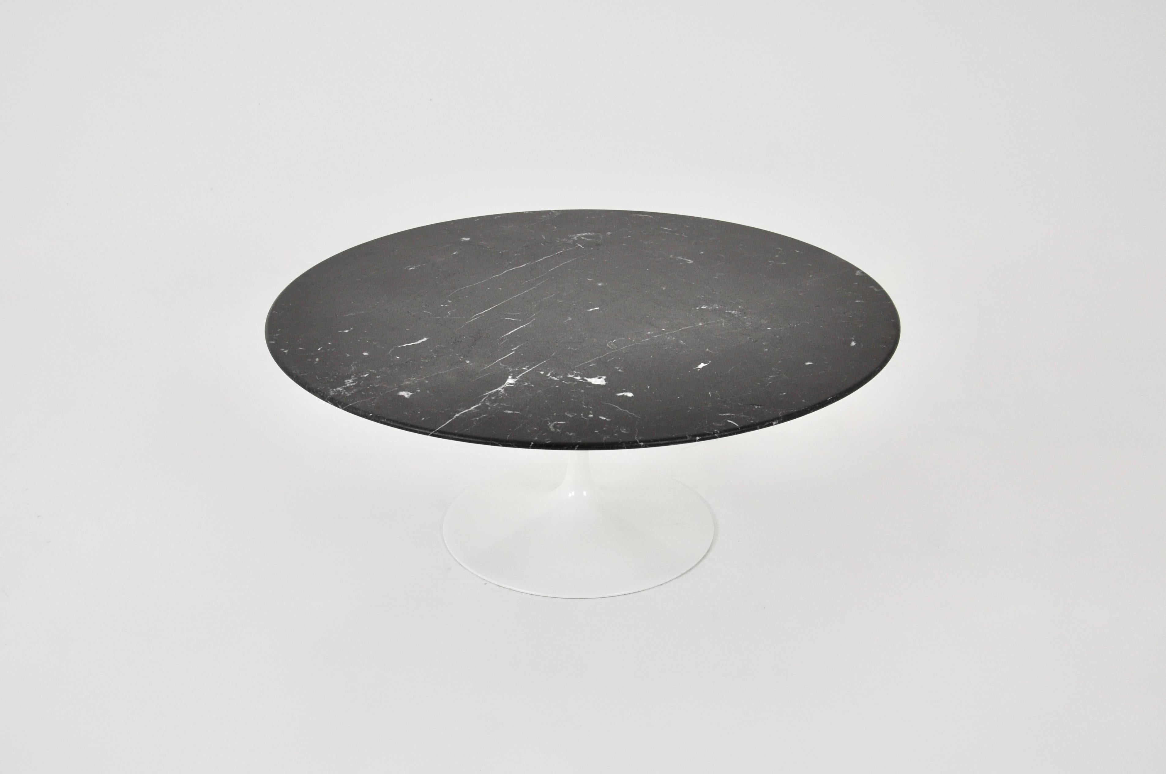 Round coffee table with black marble top and aluminium base by Eero Saarinen. Stamped (see photo). Wear due to time and age of the table