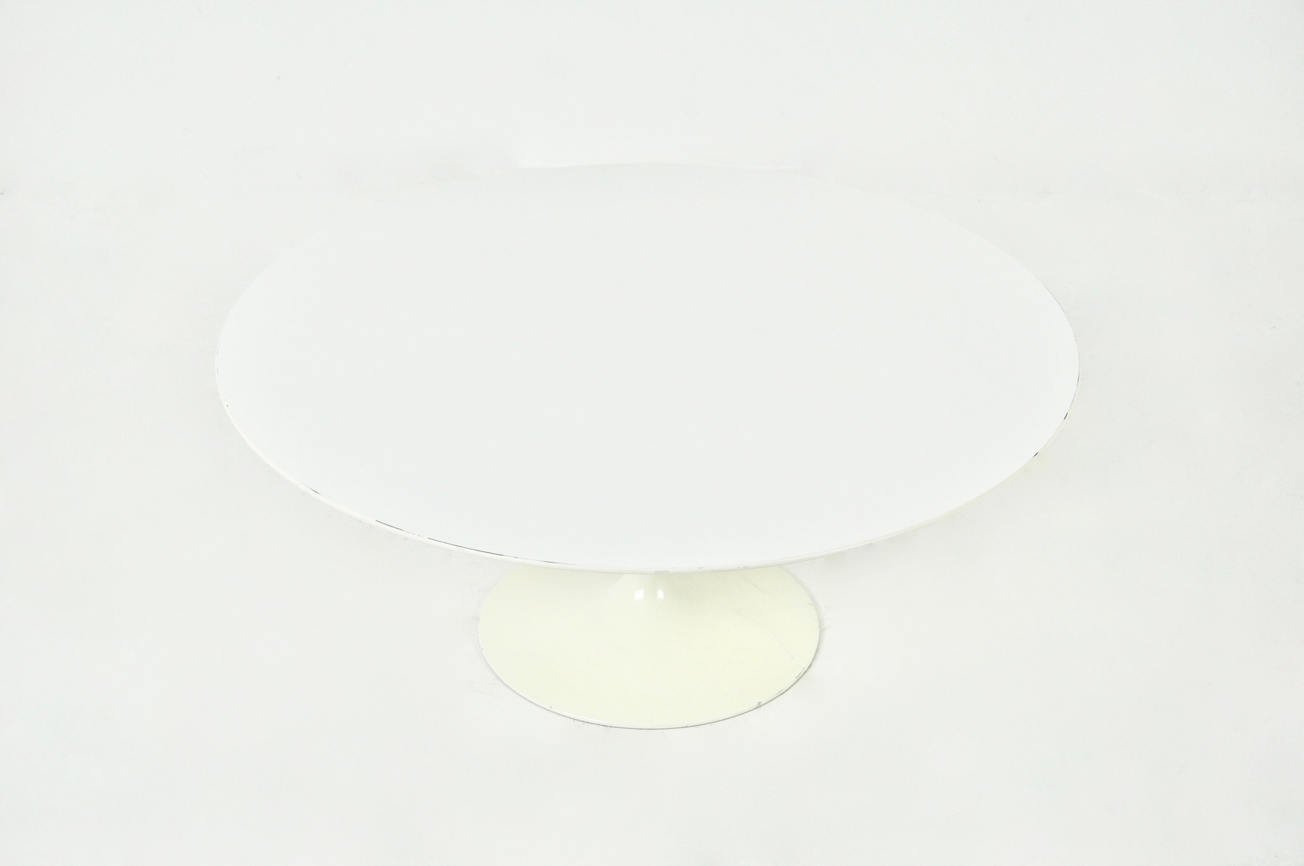 Table basse ronde en bois stratifié blanc par Eero Saarinen. Estampillé sous la jambe (voir photo). Usure due au temps et à l'âge de la table.