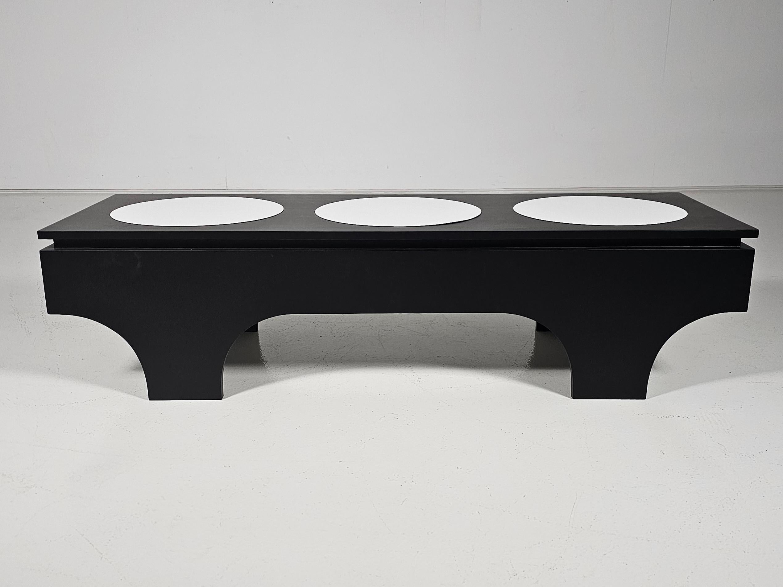 Couchtisch von Emiel Veranneman in Collaboration mit dem Maler Victor Vasarely, 1960er Jahre

Die Struktur besteht aus schwarz lackierten Holzpaneelen, einem aus Arkaden geschnittenen Sockel und einer Platte, die von drei Kreisen aus weißem Laminat