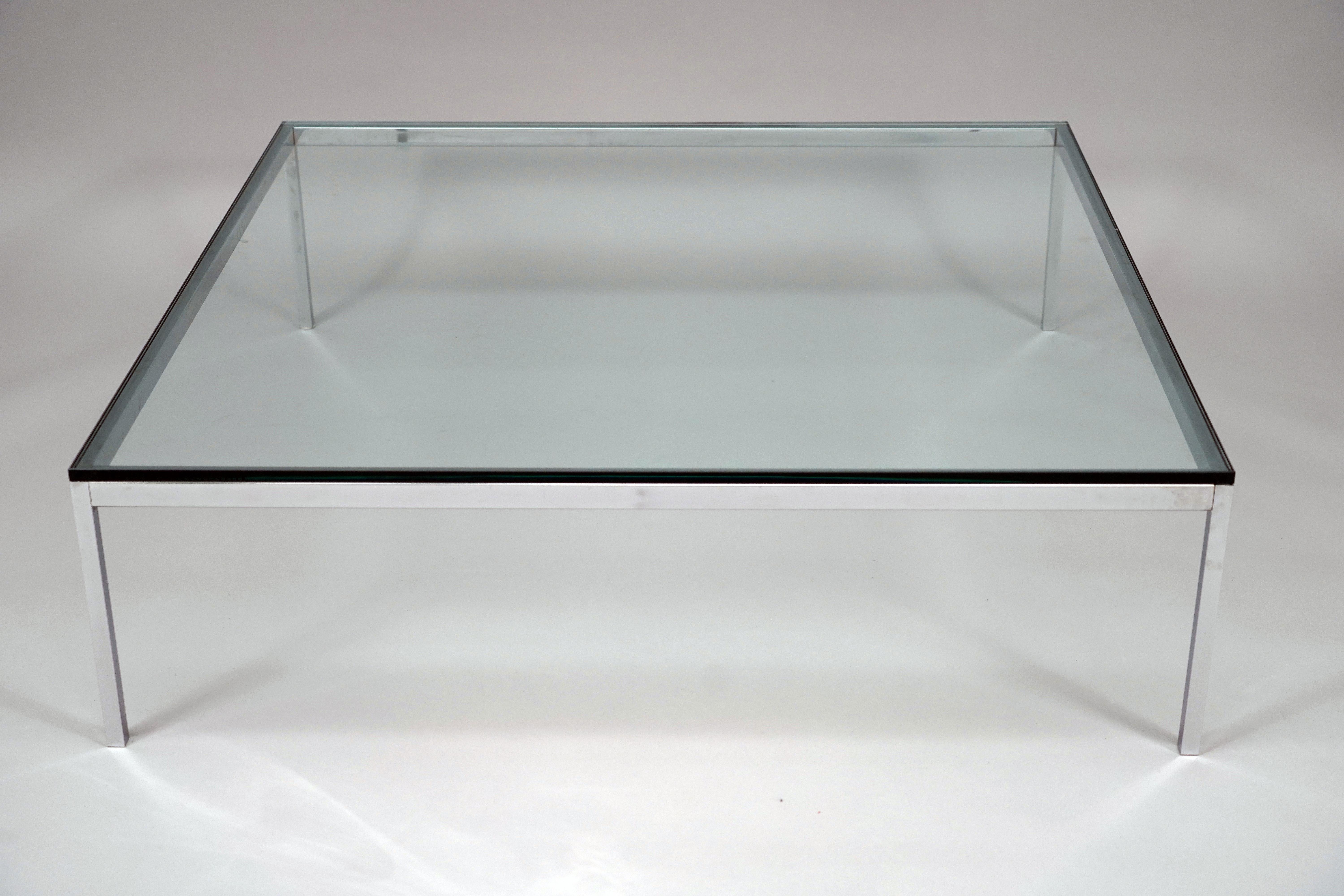 Signed on the foot KnollStudio Florence Knoll

Square coffee table in chrome steel with transparent glass top.

Biography :
Florence Knoll Bassett (1917-2019) is an American architect, designer and entrepreneur.
She is considered one of the most
