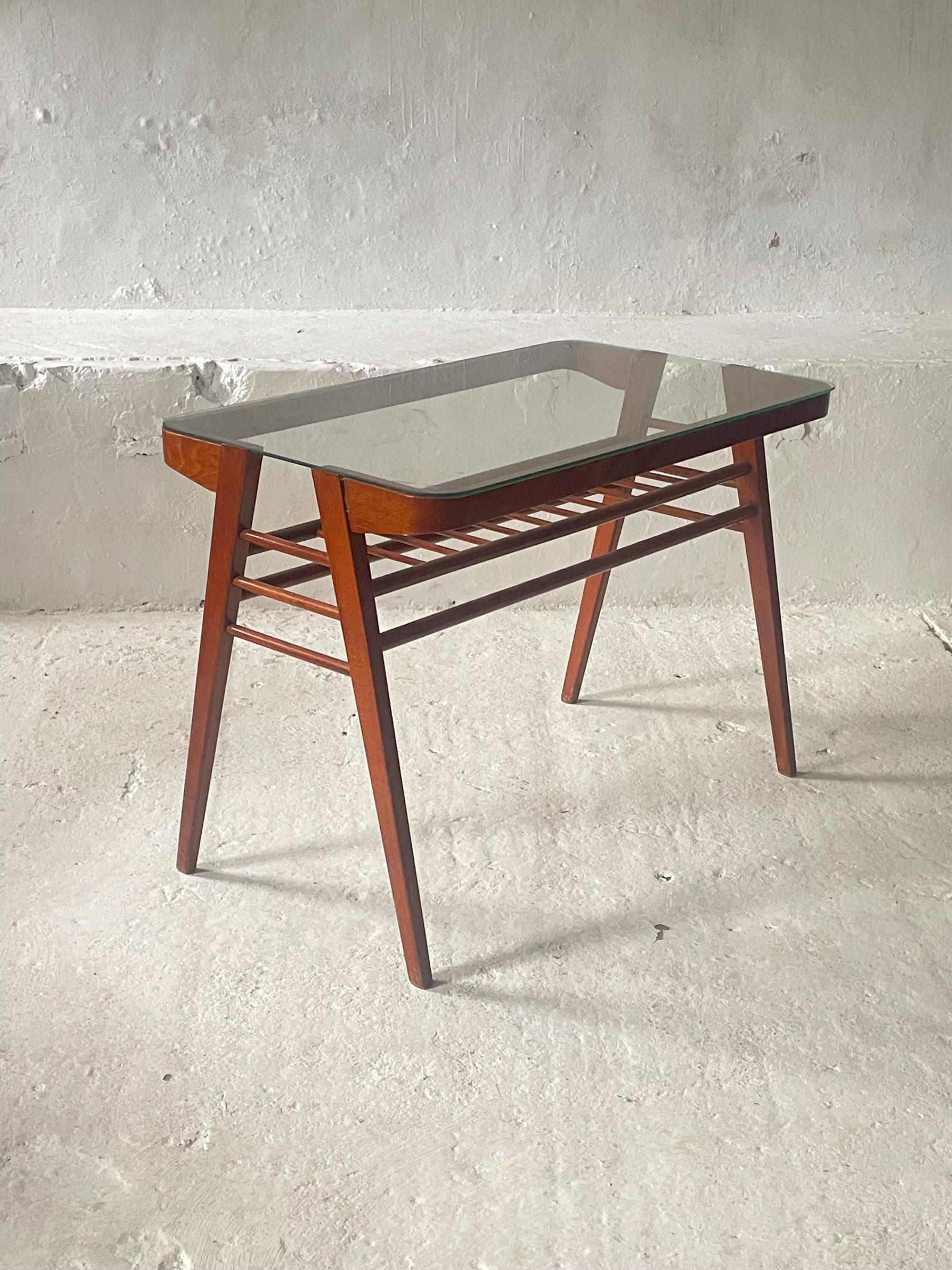 Esta elegante mesa de centro, diseñada por el notable diseñador checo František Jirák en la década de 1960 para la renombrada empresa de muebles Tatra, es una auténtica joya de mediados de siglo. Presenta una elegante combinación de tablero de