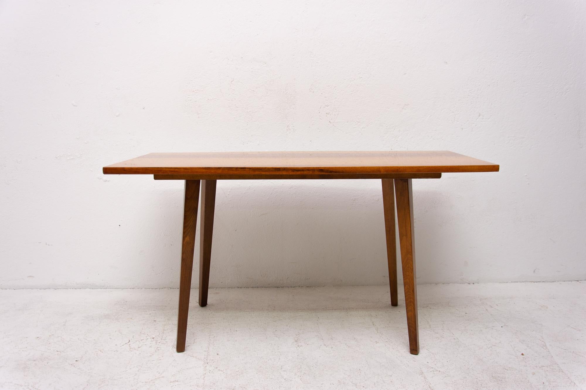 Modern occasional coffee table designed by František Jirák for Tatra nábytok, it was made in the 1960s in the former Czechoslovakia.

Fashioned in wood with walnut veneer. In good vintage condition, there is a minor stain on only one place on the